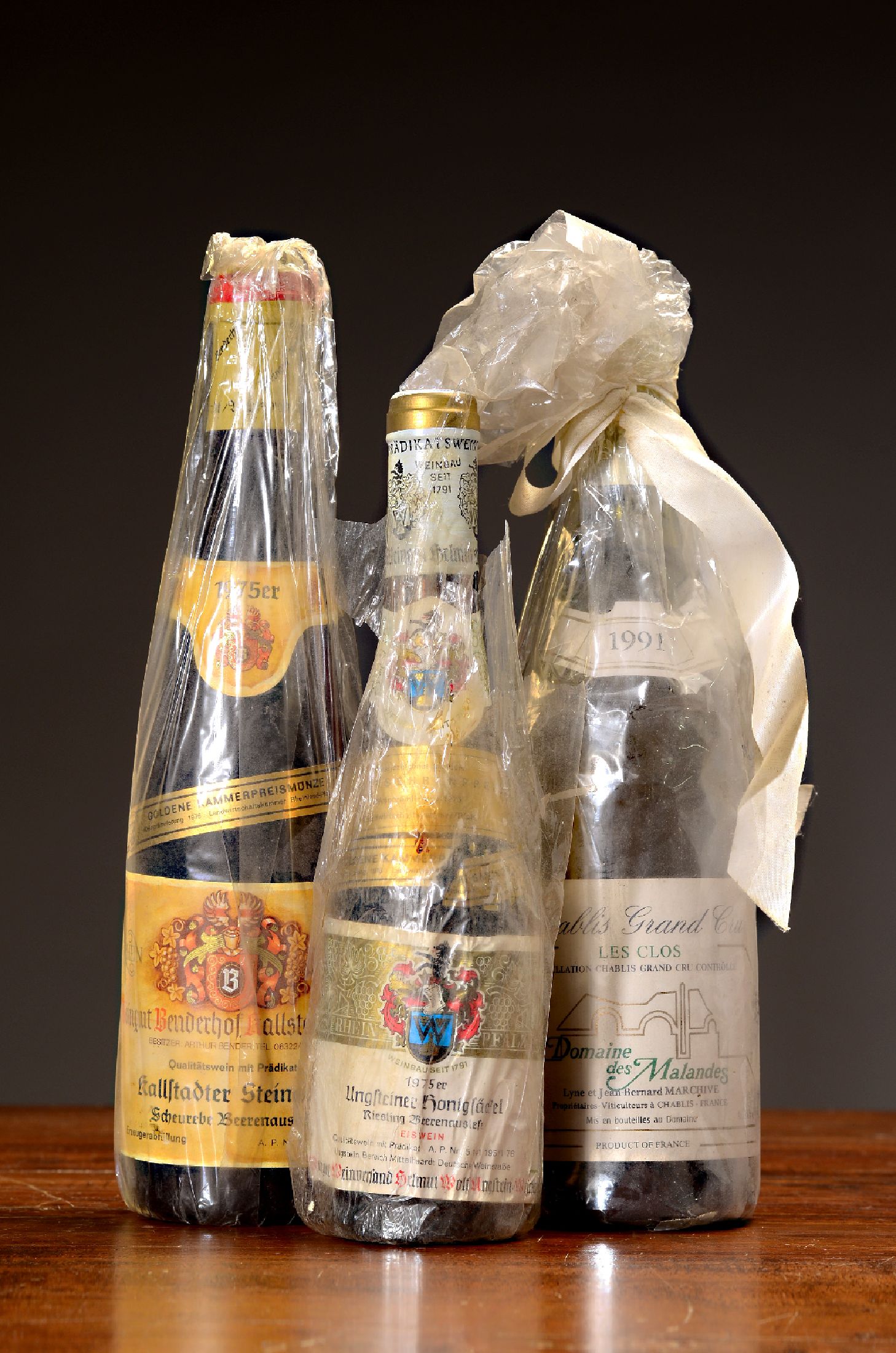 Lot aus 3 Flaschen Weißwein: 1975er Kallstadter Steinacker, Weingut Benderhof, Scheurebe, Beerenauslese, 2. 1975er Ungsteiner Honigsäckel, Riesling ...