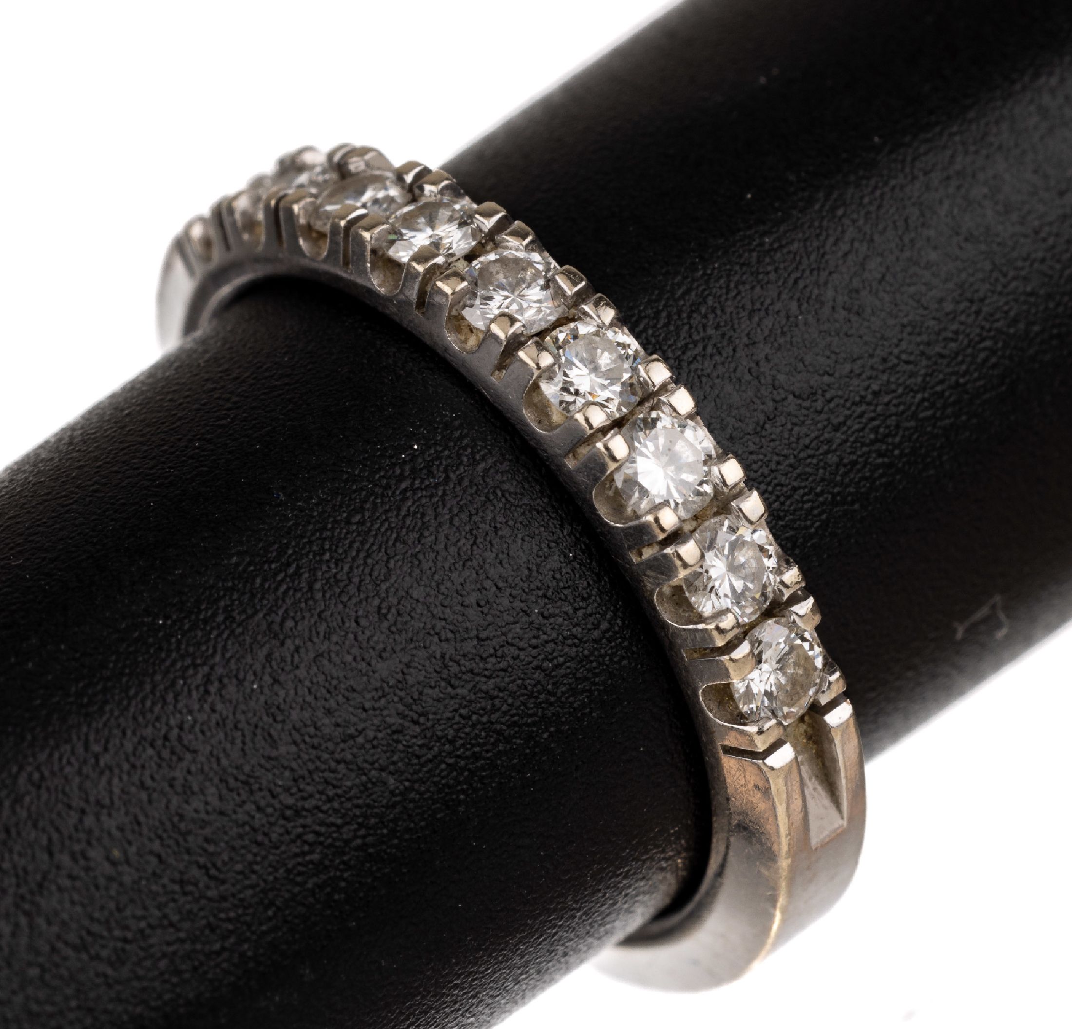 14 kt Gold Diamant Ring, WG 585/000, oberhalb bes. mit 9 Brillanten zus. ca. 0.45 ct feines Weiß/lupenrein (grav.), RW 54, ca. 4.5 g