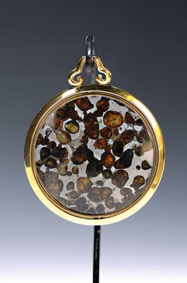 Image 26710779 - Pendant made of "Sericho" pallasite meteorite, Kenya, first found in 2016, translucent olivine mixed with a metallic matrix, it was etched with nitric acid and reveals the iron- nickel pattern, D.ca. 5 cm, in a gold-plated holder glazed on both sides, approx. 60g, collectible, unique Pallasites are very rare meteorites from the mantle of large asteroids and represent only 1.7% of the known finds