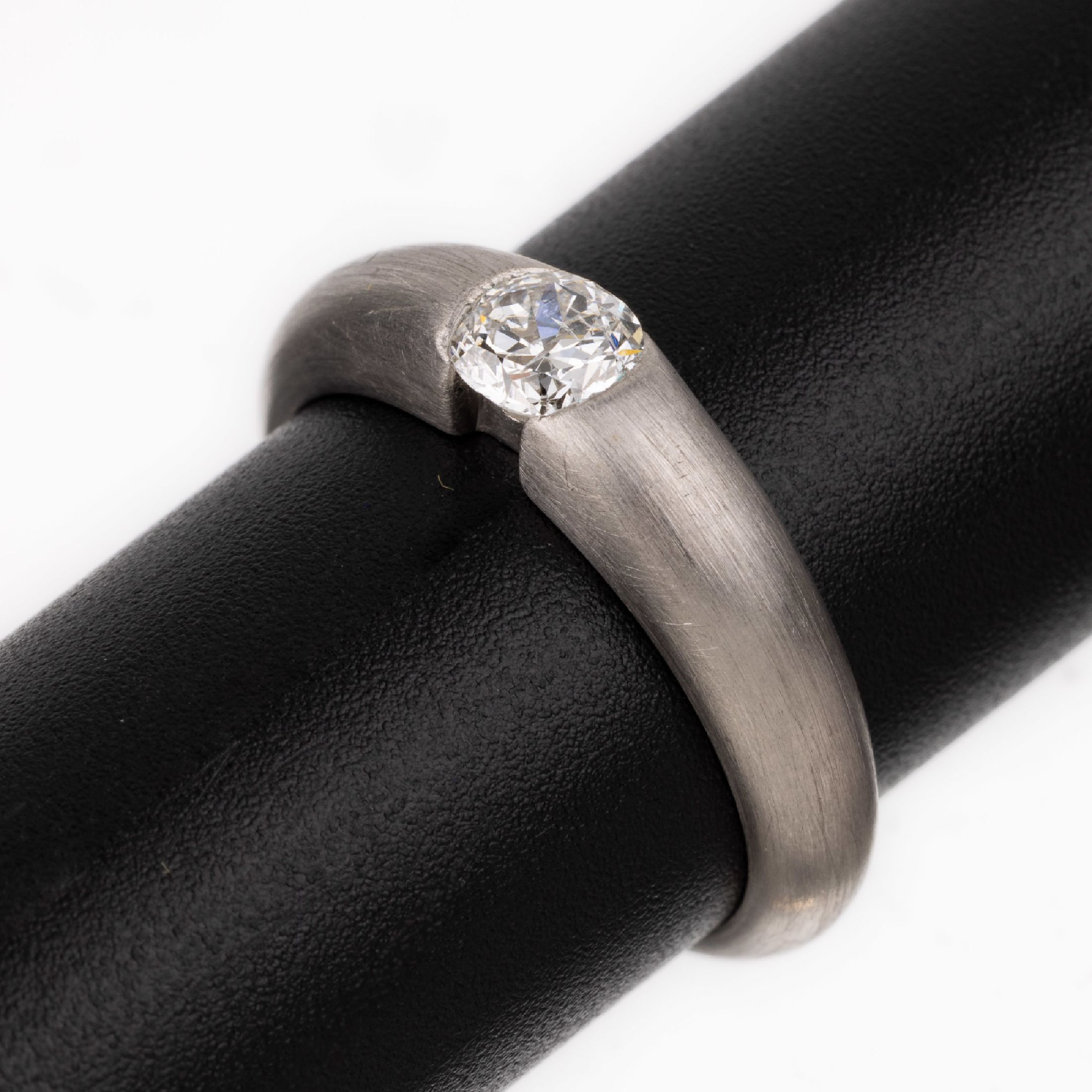 18 kt Gold Diamant-Ring, WG 750/000, Altschliffdiamant ca. 0.43 ct feines Weiß- Weiß/p1, ca. 5.0 g, RW 54