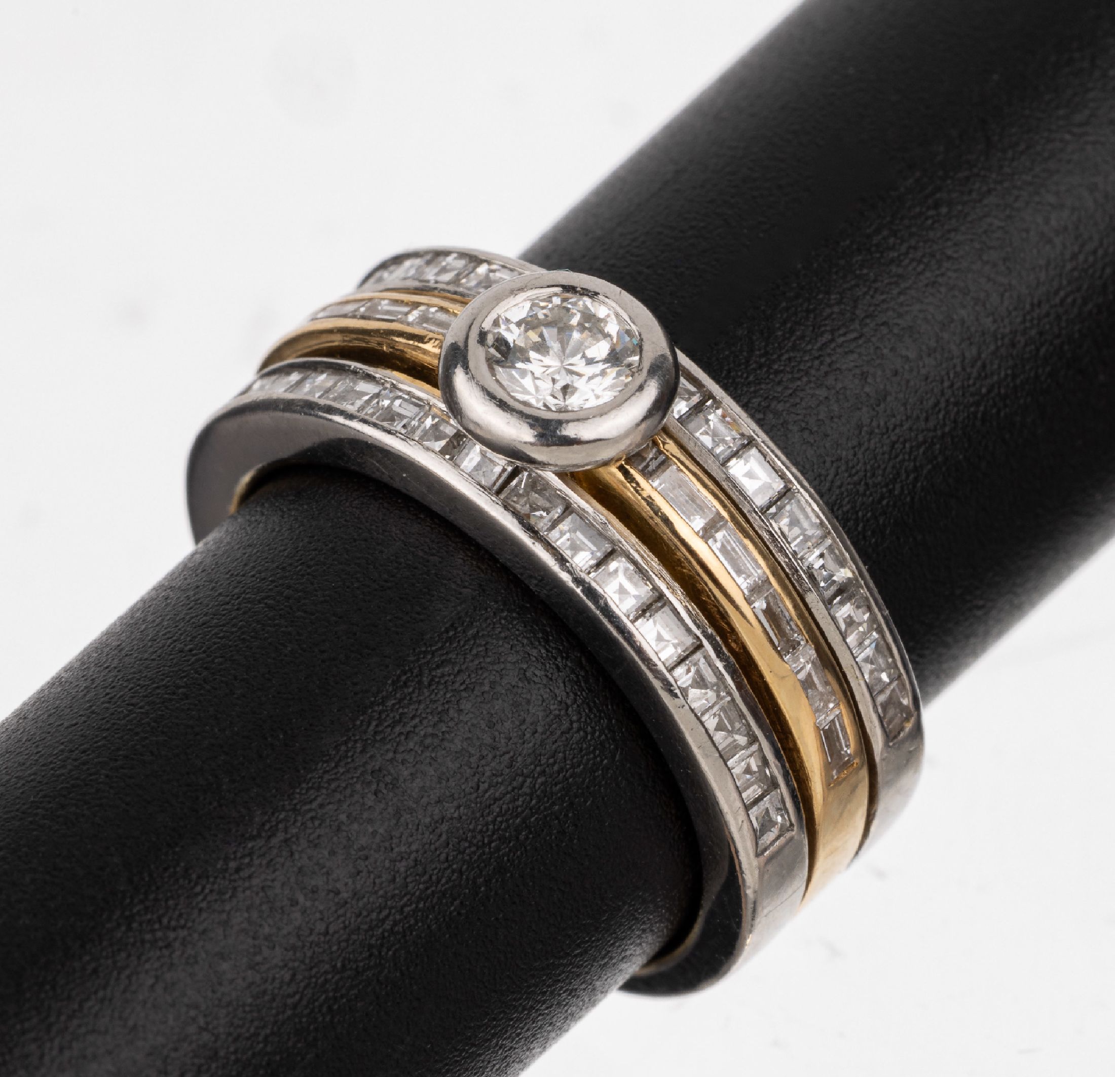 18 kt Gold Diamant-Ring, GG/WG 750/000, 1 Brillant ca. 0.25 ct Weiß/si, 34 Diamant- Carrees zus. ca. 0.51 ct Weiß/si, 10 Diamant- Baguettes zus. ...