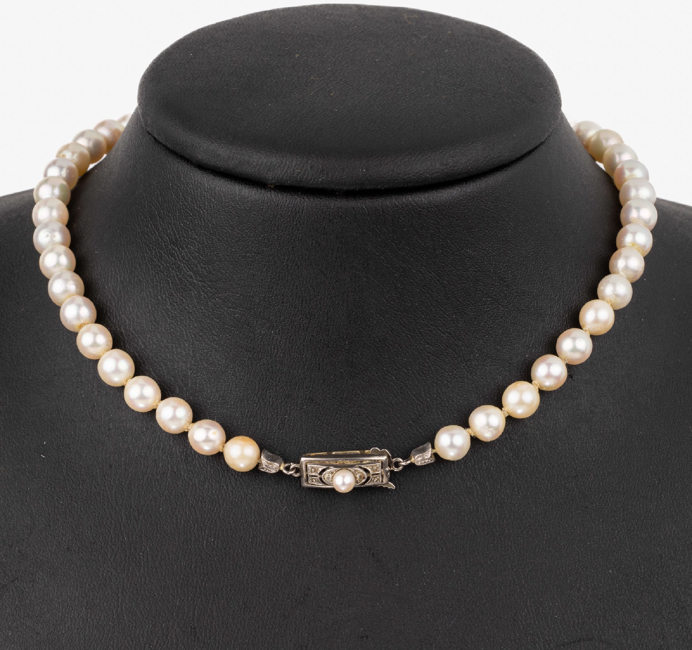 Zuchtperl-Collier mit 14 kt Gold Schließe, GG/WG 585/000, 68 Akoyazuchtperlen im Verlauf,D. ca. 5.8-9 mm, L. ca. 48 cm