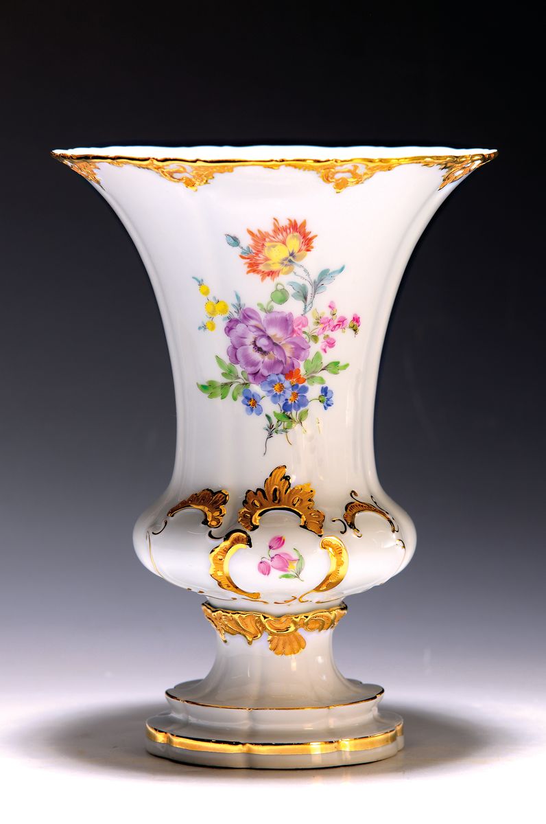 Fußvase, Meissen, 2. Hälfte 20. Jh., Porzellan, Blumenbukettmalerei, Goldstaffage, H. ca. 24 cm, 2. Wahl
