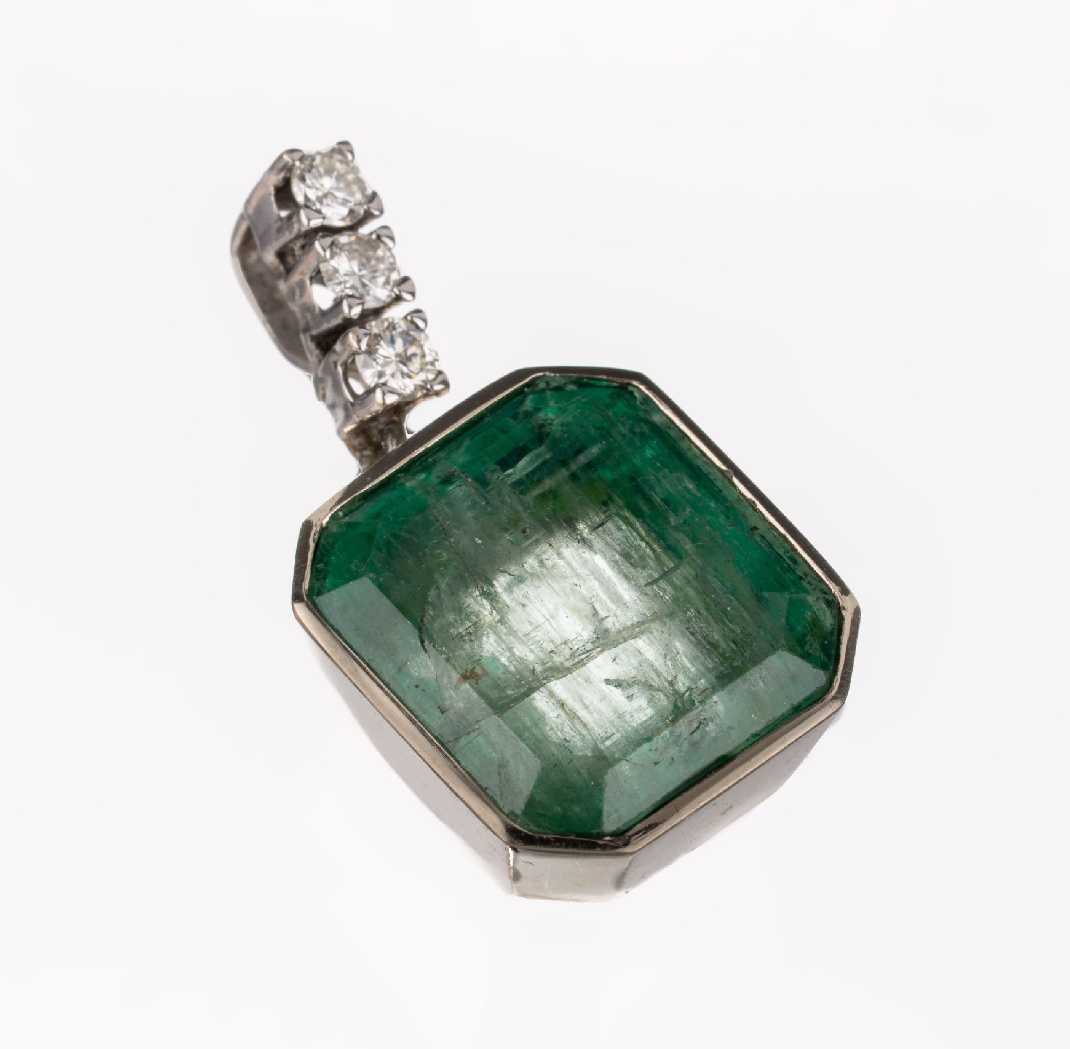 14 kt Gold Smaragd-Brillant-Anhänger, GG/WG 585/000, Smaragd ca. 8.00 ct, nat. Merkmale/Kerben, großer Jardin, 3 Brillanten zus. ca. 0.20 ct ...