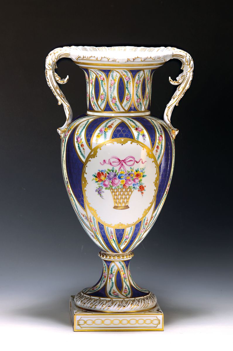 Große Doppelhenkelvase, wohl Thüringen, 2. Hälfte 20. Jh., beidseitiges Blumenbukett, Blumengirlanden, partiell blau staffiert, Goldstaffage, H. ...