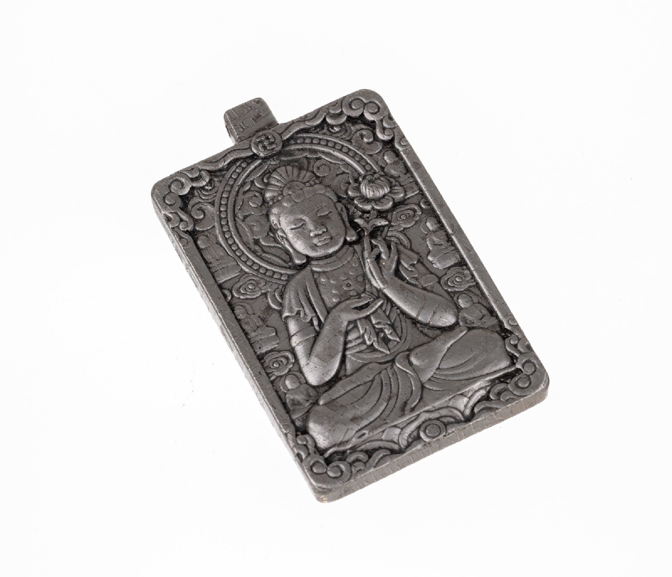 Anhänger mit filigran geschnitztem Bodhisattvaauf rechteckigem Aletai Eisen-Meteorit, Xinjiang China um 1898, erhabener Buddha, ...
