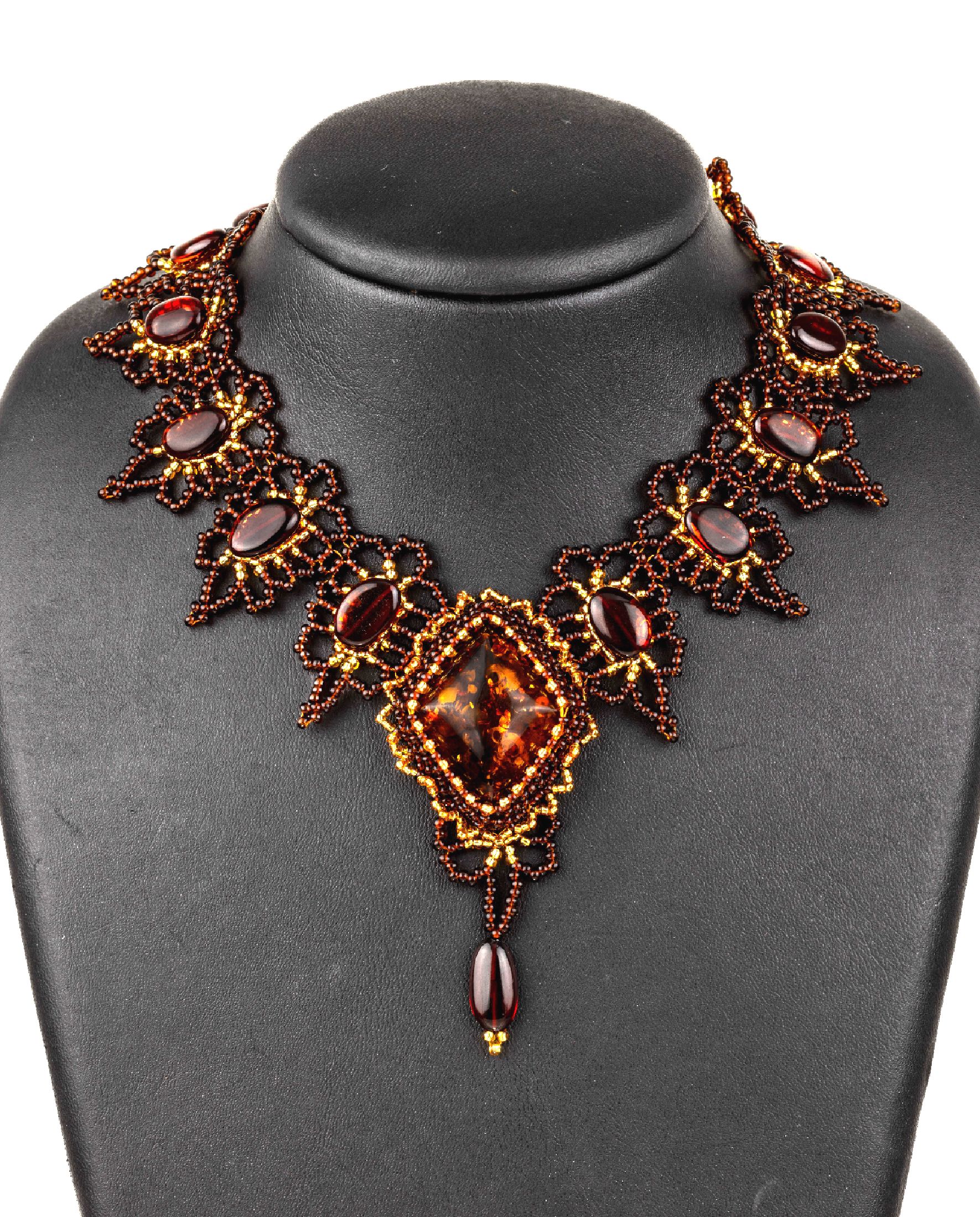 Luxuriöses breites Bernsteinhalsband, blumenähnliche Perlenornamente, perlenbesetztedurchbrochene Bisser-Spitze, geknotet mit Baltic ...