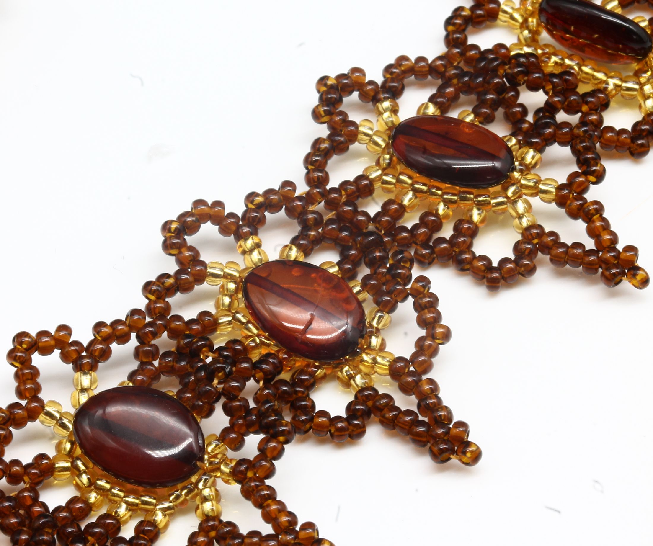 Detail d: Luxuriöses breites Bernsteinhalsband, blumenähnliche Perlenornamente, perlenbesetztedurchbrochene Bisser-Spitze, geknotet mit Baltic ...