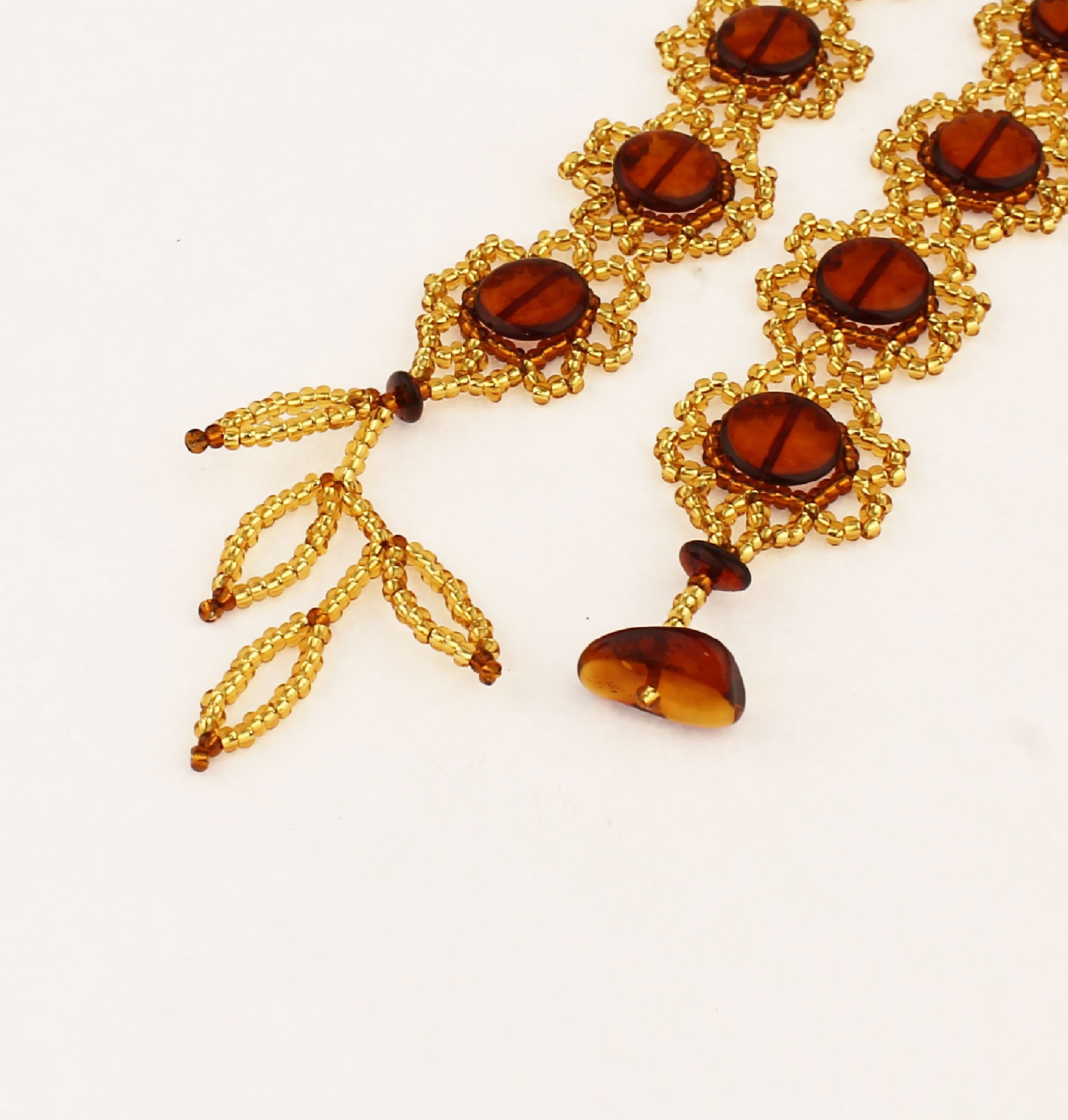 Detail b: Luxuriöses breites Bernsteinhalsband, blumenähnliche Perlenornamente, perlenbesetztedurchbrochene Bisser-Spitze, geknotet mit Baltic ...