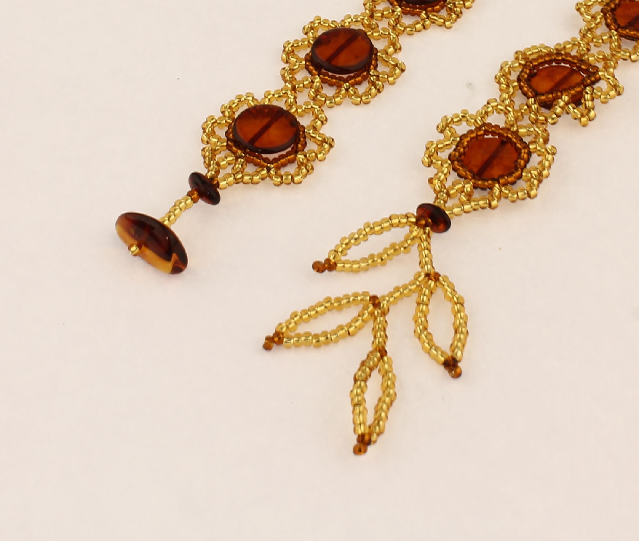 Detail c: Luxuriöses breites Bernsteinhalsband, blumenähnliche Perlenornamente, perlenbesetztedurchbrochene Bisser-Spitze, geknotet mit Baltic ...