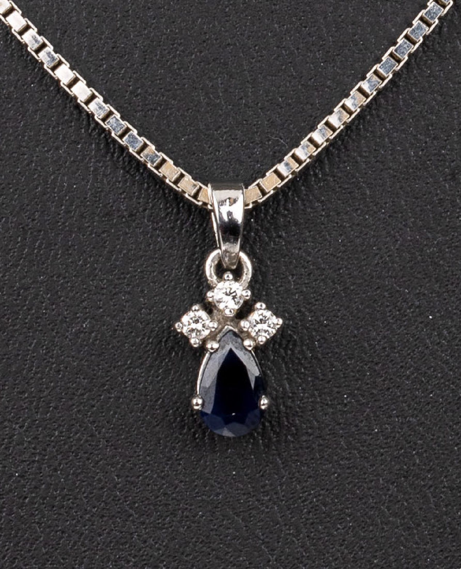14 kt Gold Saphir Brillant Anhänger, WG 585/000, 1 Saphir-Tropfen ca. 0.90 ct, 3 Brillanten zus. ca. 0.09 ct Weiß/si, an 18 kt Gold Kette, WG ...