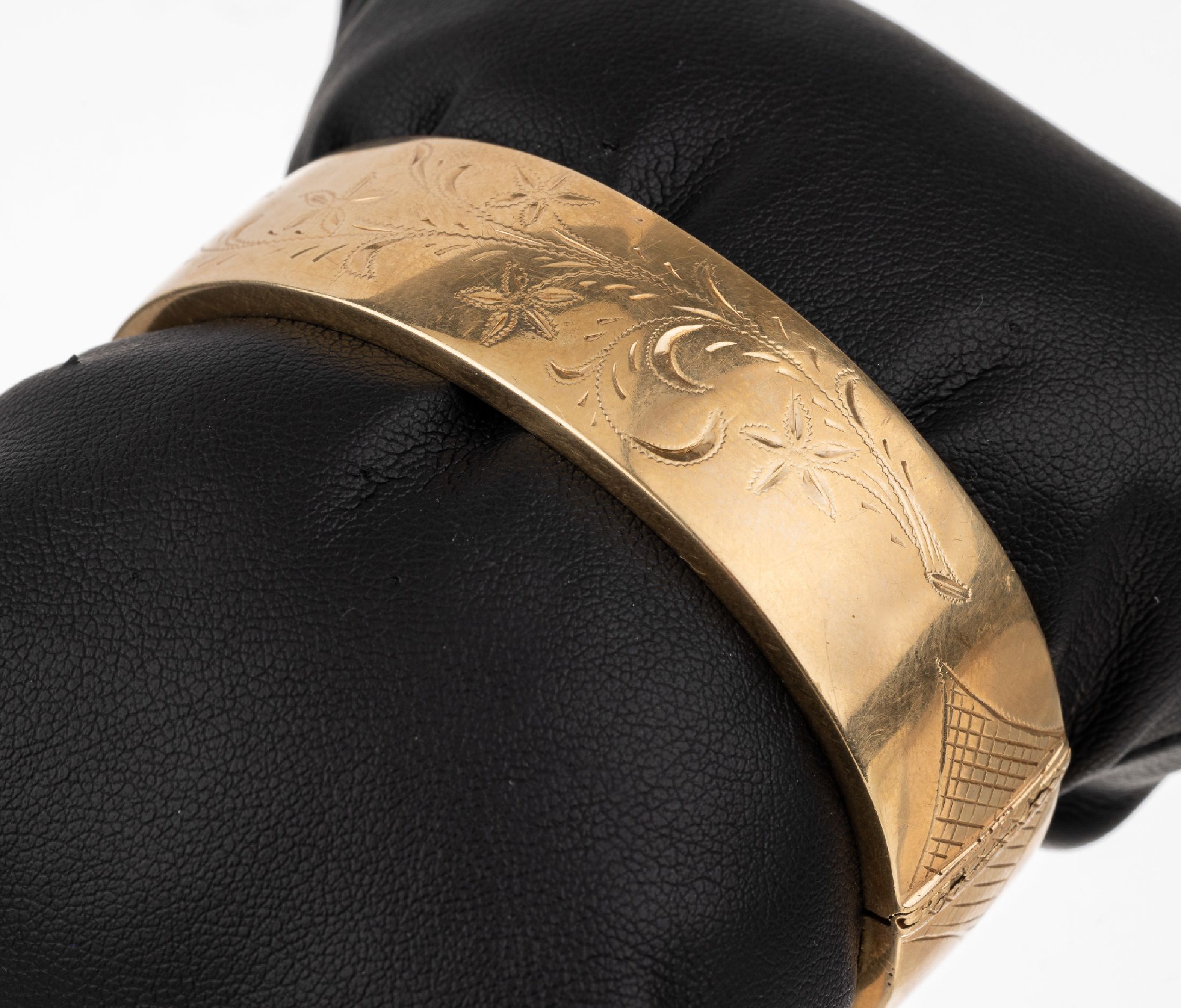 14 kt Gold Armreif, GG 585/000, beids. floral graviert, total ca. 31.3 g, Kastenschloß mit Sicherheitsacht, ca. 6 x 5.5 cm