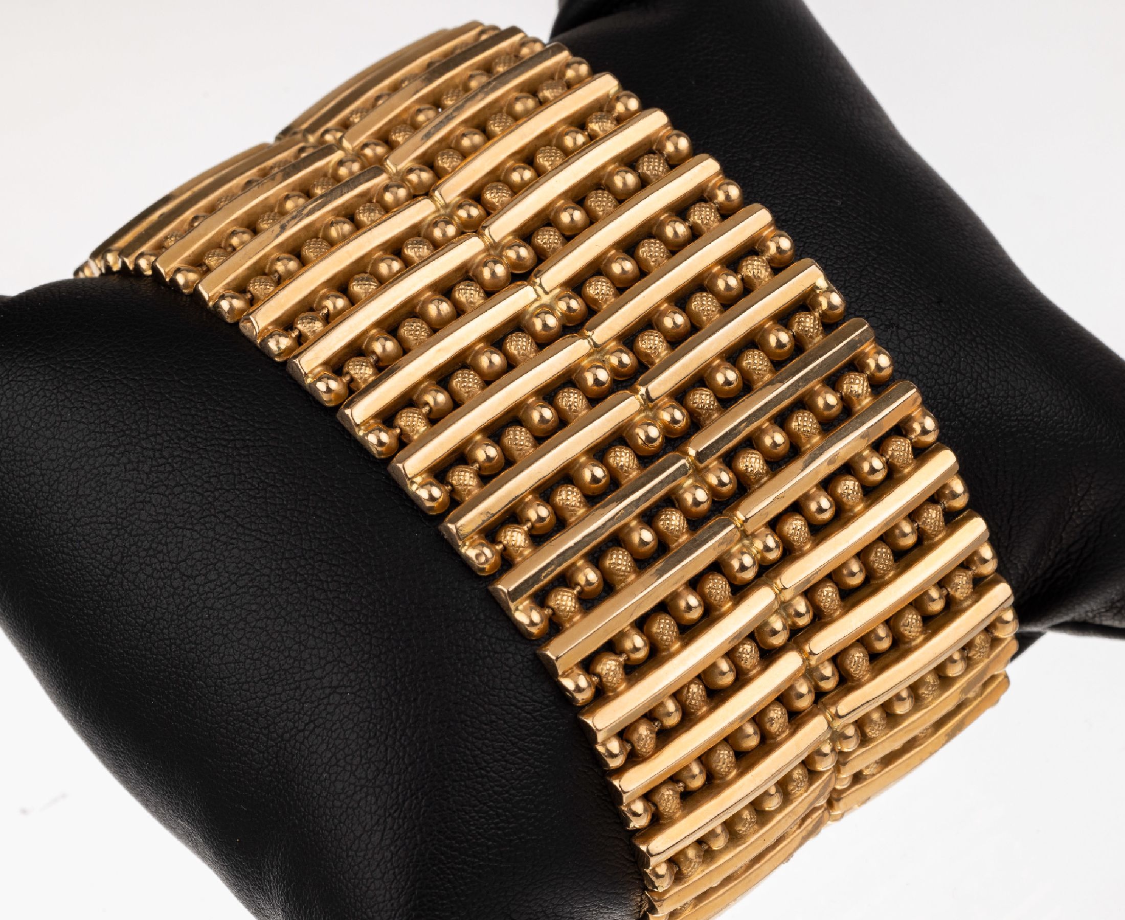 Breites 18 kt Gold Armband, Rose G 750/000,aufwändiges Design mit angedeuteten Kugeln undStäben, L ca. 20 cm, B ca. 4 cm, Kastenschloß mit ...
