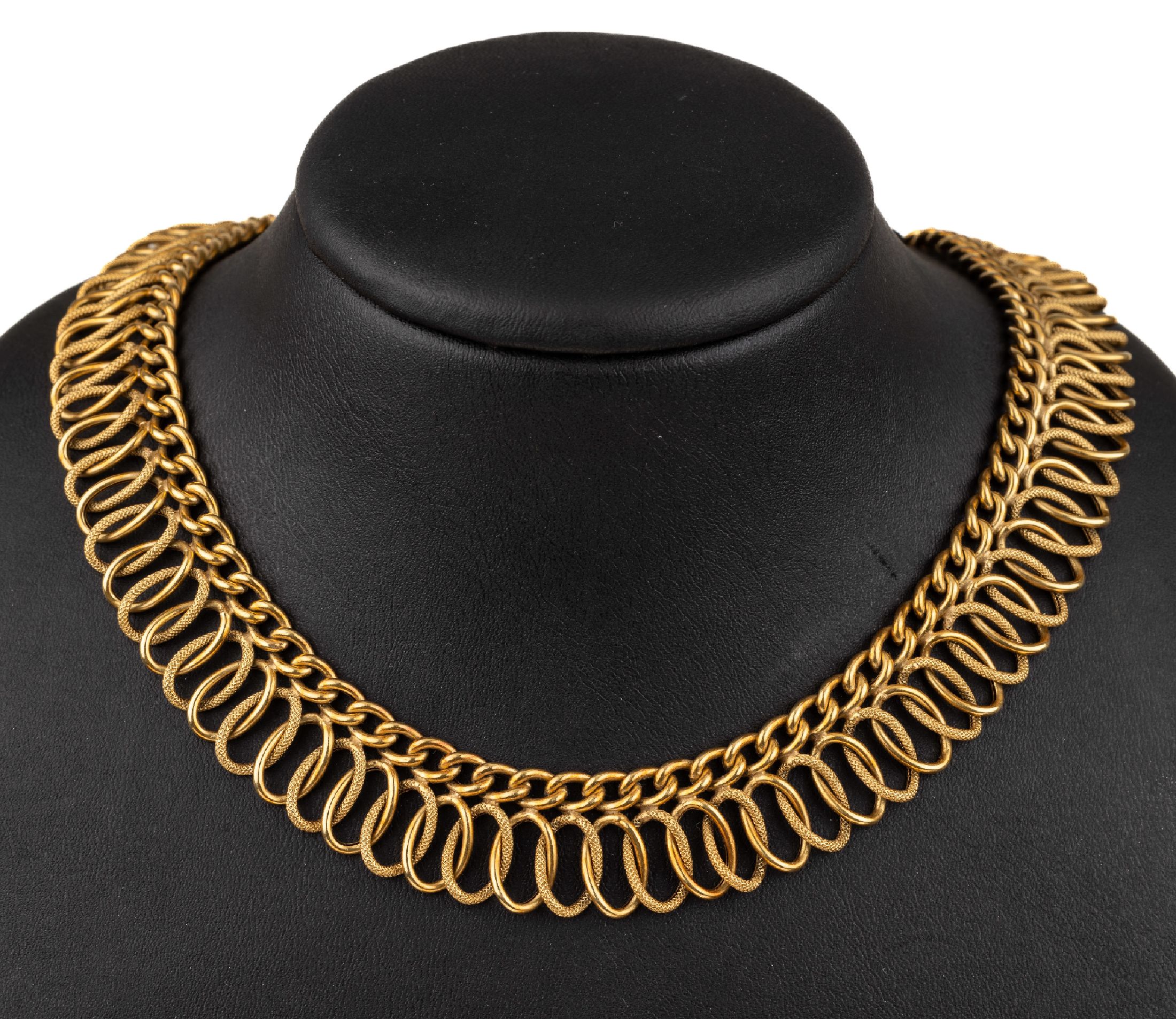 18 kt Gold Collier, GG 750/000, Meistermarke CA ligiert, aufwändige Verarbeitung mit ineinander laufenden Ringen alternierend strukturiert und ...
