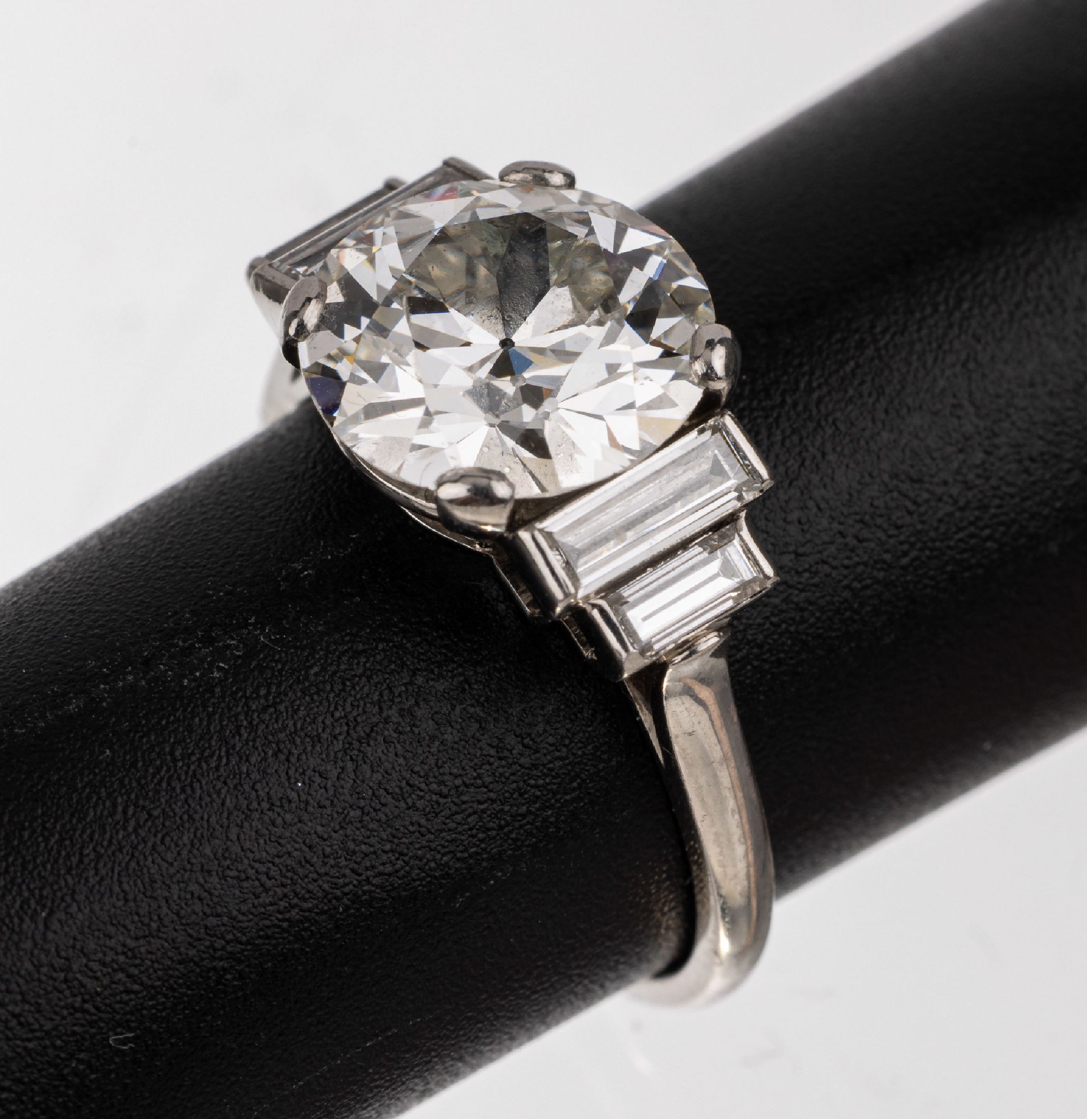 18 kt Gold Diamant-Ring, WG 750/000 gepr., mittig Altschliffdiamant ca. 3.0 ct l. get. Weiß/si, Ringschultern mit 4 Diamant- Baguettes zus. ca. ...