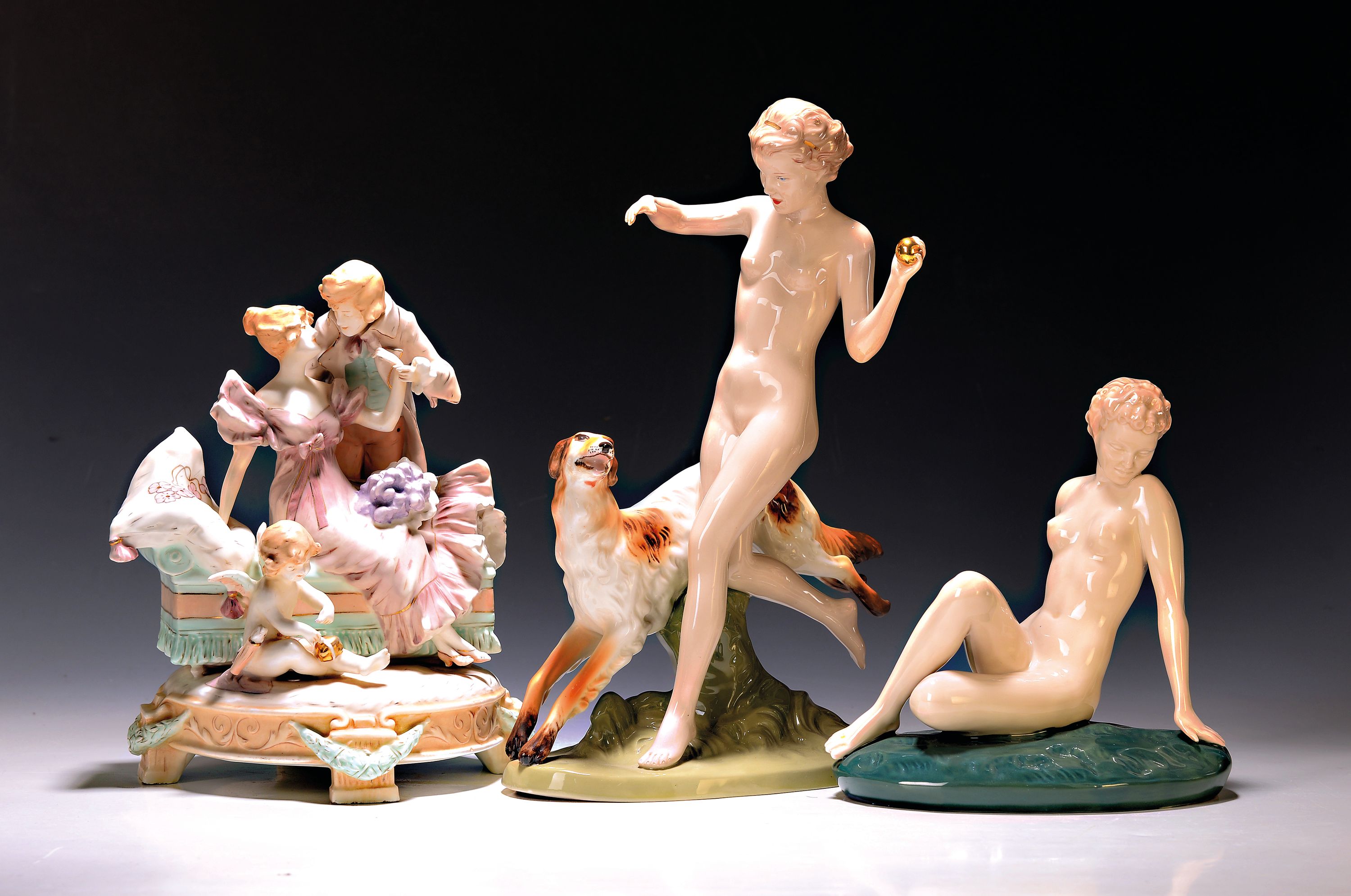 Drei Figuren/Figurengruppen, Royal Dux, 20er Jahre, ohne Marken, 1. verliebtes Paar mit Recamier, davor sitzender Amor, der die Herzen ...