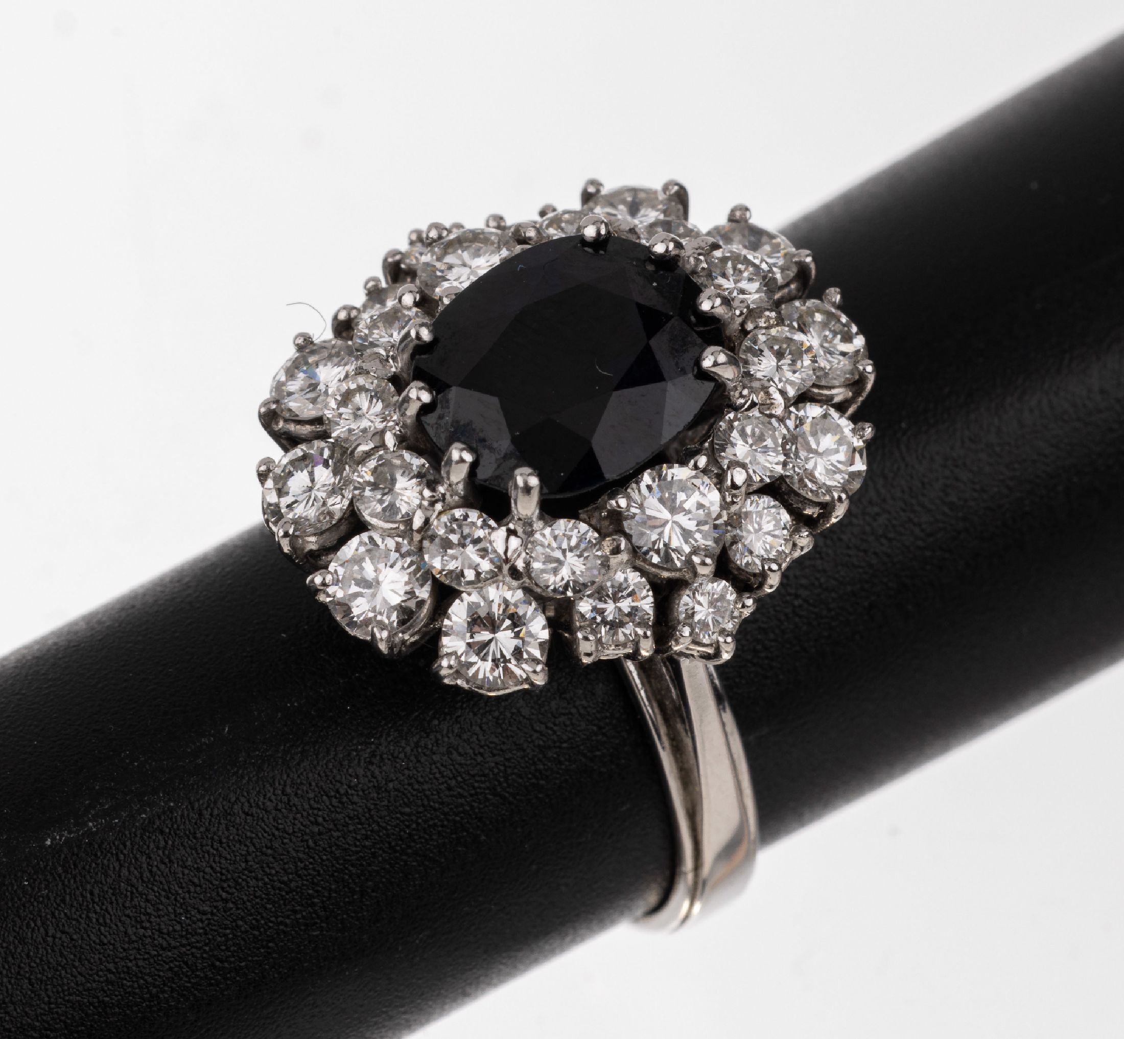 14 kt Gold Saphir Diamant Ring, WG 585/000,mittig ovalfacett. Saphir ca. 3.80 ct umgeben von 26 Diamanten zus. ca. 2.60 ct feines Weiß/vs, RW 55, ...