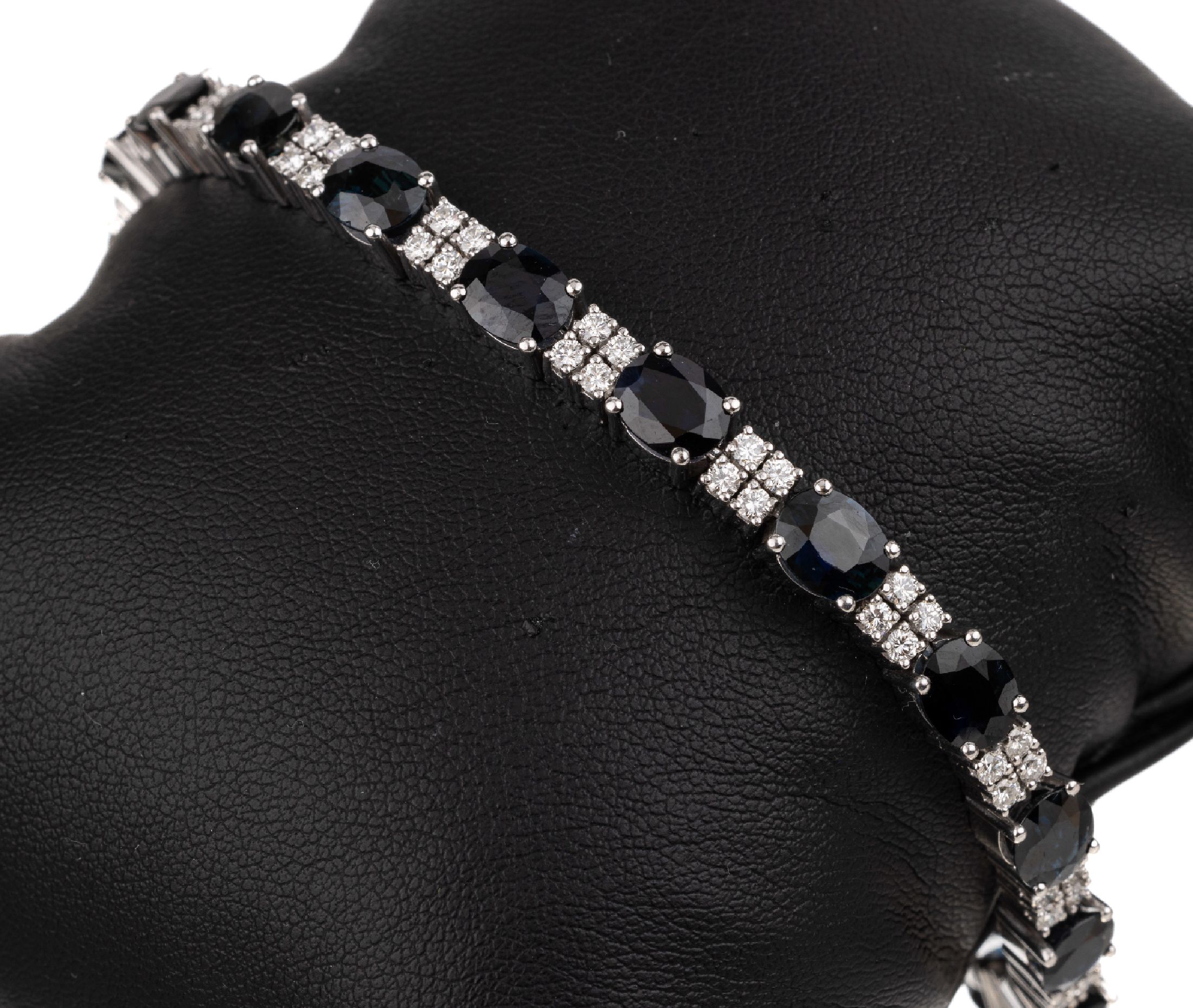 14 kt Gold Saphir Brillant Armband, WG 585/000, 17 ovalfacett. Saphire zus. ca. 18.9 ct grav., 68 Brillanten zus. ca. 2.10 ct grav.feines Weiß/vs, ...
