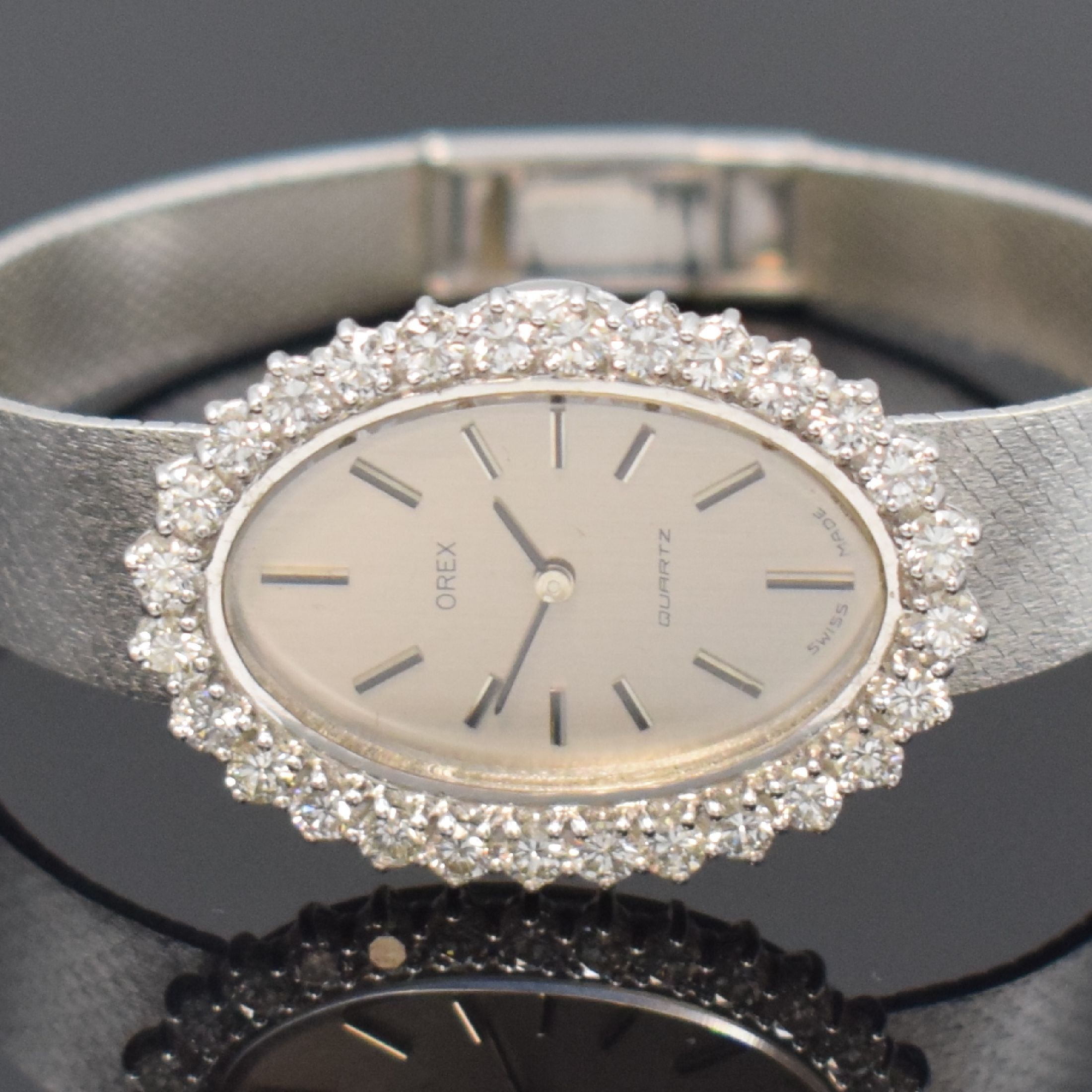 Detail a: OREX Damenarmbanduhr in WG 585/000 mit aufwendigem Diamantbesatz zusammen ca. 2ct, Schweiz um 1970, quarz, 2-teil. Geh., Boden aufgedr., silb. ...