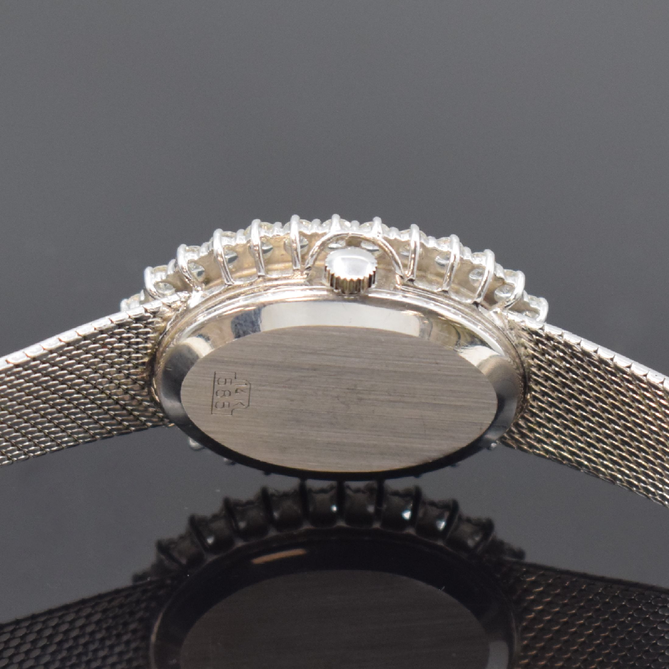Detail d: OREX Damenarmbanduhr in WG 585/000 mit aufwendigem Diamantbesatz zusammen ca. 2ct, Schweiz um 1970, quarz, 2-teil. Geh., Boden aufgedr., silb. ...