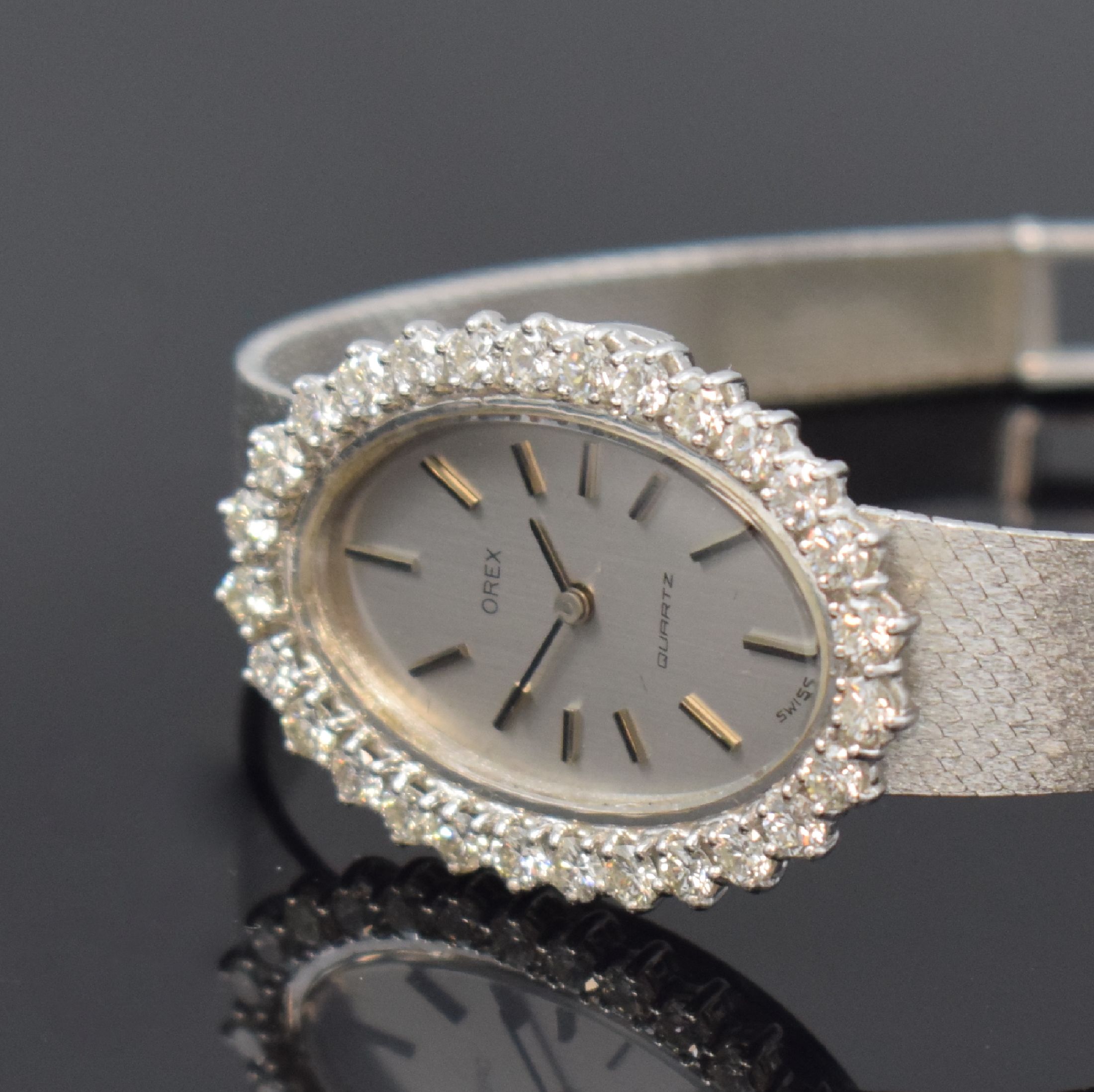 Detail e: OREX Damenarmbanduhr in WG 585/000 mit aufwendigem Diamantbesatz zusammen ca. 2ct, Schweiz um 1970, quarz, 2-teil. Geh., Boden aufgedr., silb. ...