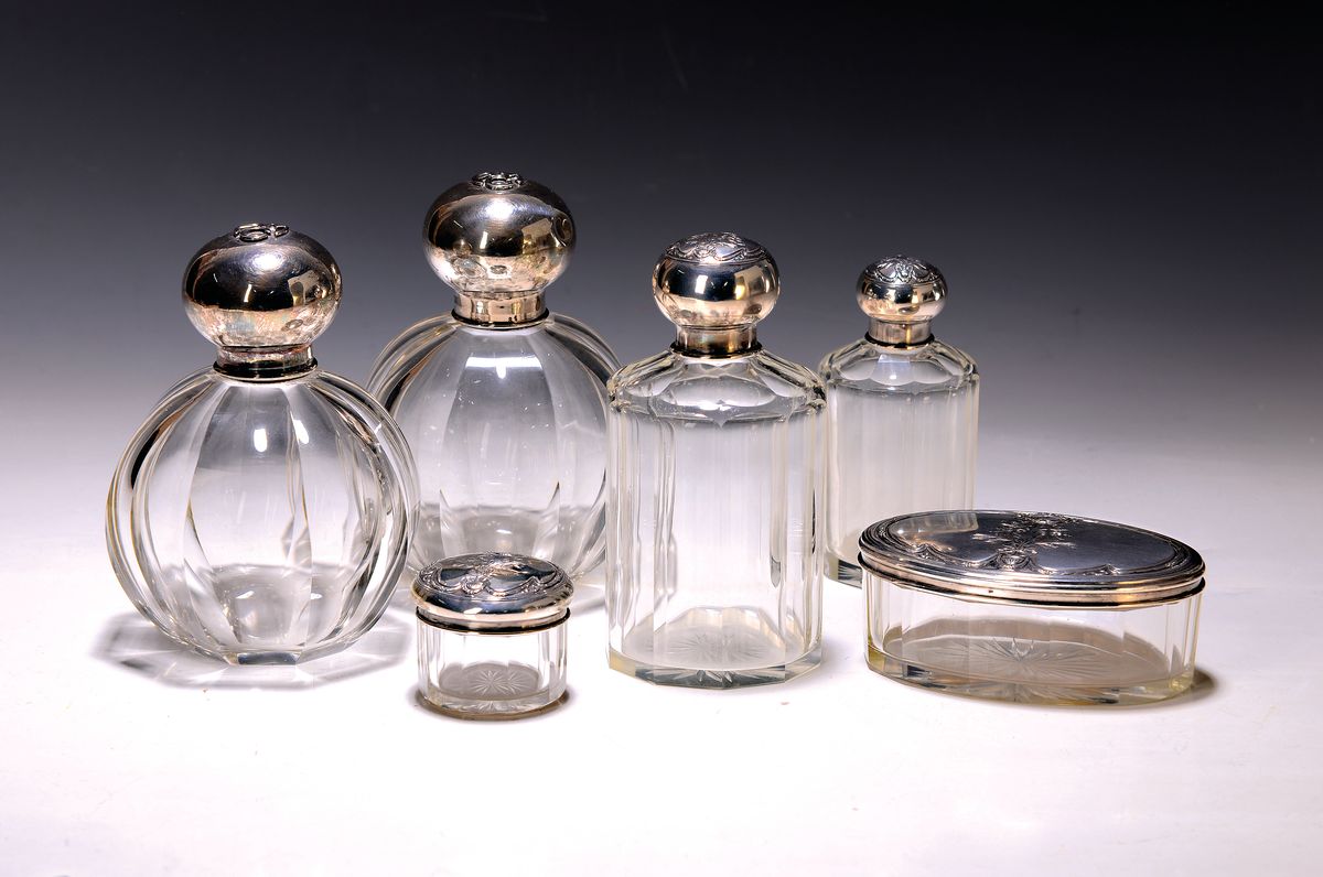 Vierteiliges Toilettenset mit Silberdeckeln, dazu zwei Flakons, um 1900 und Mitte 20.Jh., 1. geschliffene farblose Glaskörper, mit passenden, innen ...