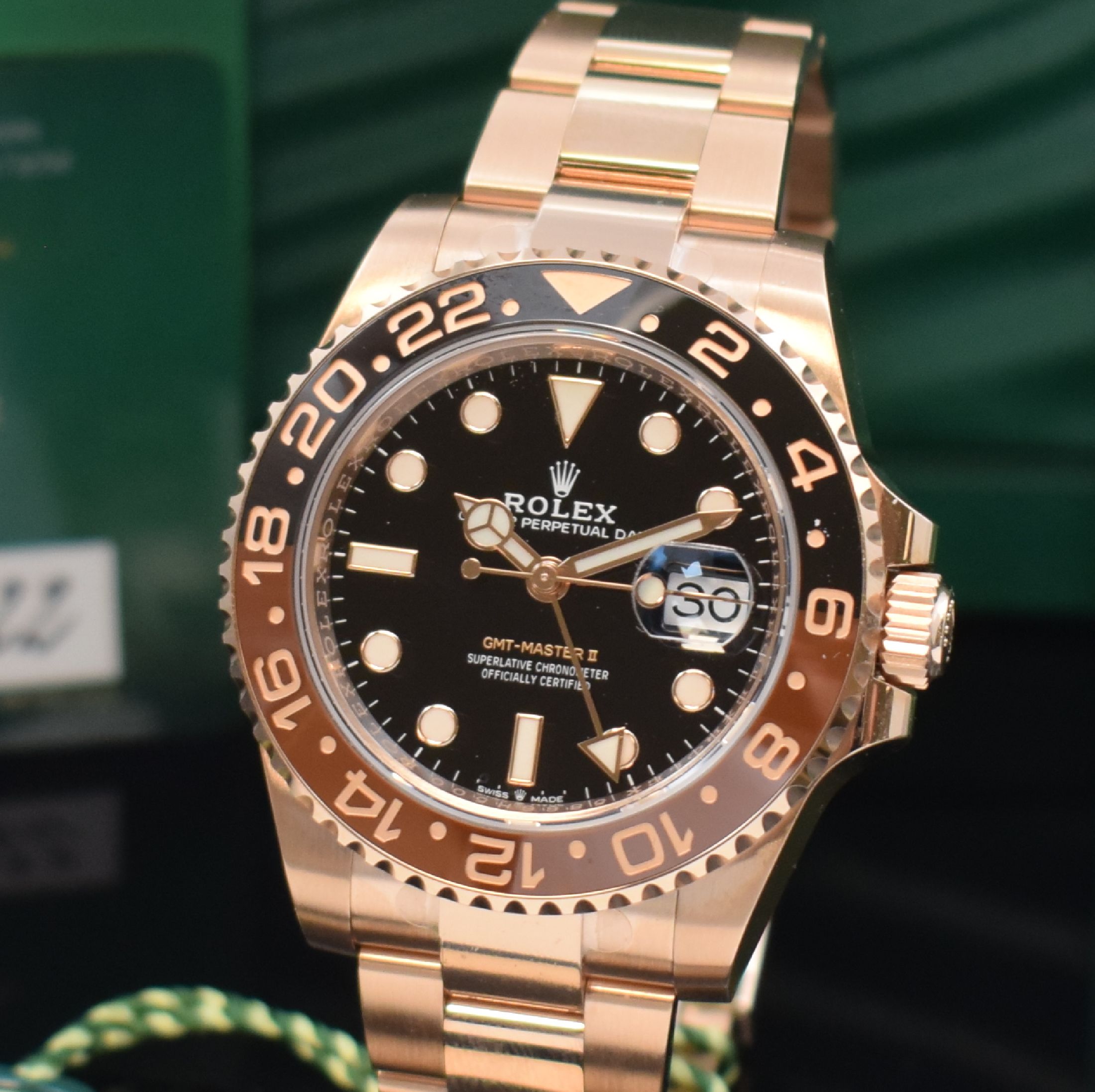 Detail a: ROLEX Herrenarmbanduhr Oyster Perpetual Date GMT-Master II in Everose-Gold 750/000 Referenz126715CHNR, Automatik, Chronometer der Superlative, ...