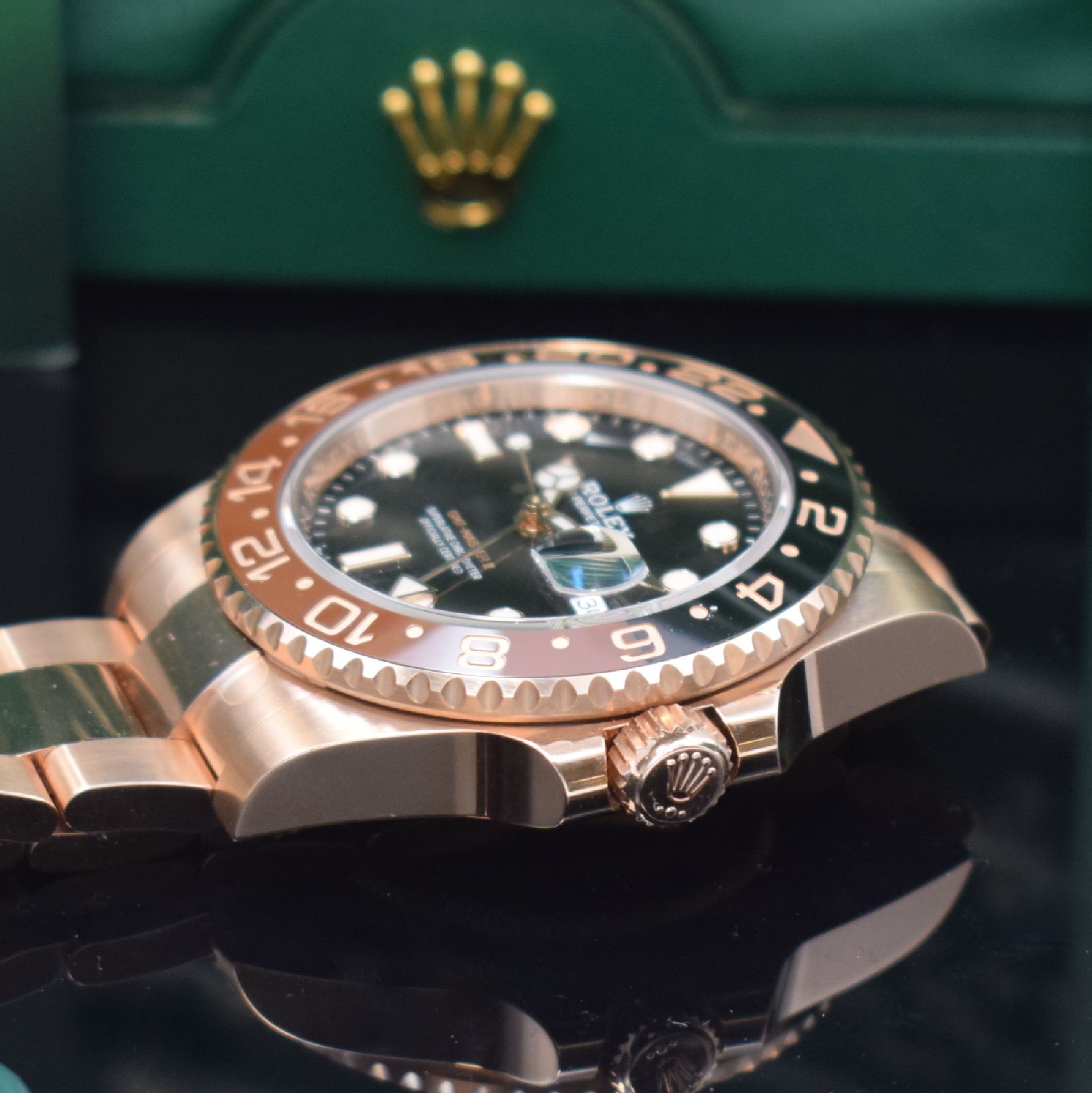 Detail d: ROLEX Herrenarmbanduhr Oyster Perpetual Date GMT-Master II in Everose-Gold 750/000 Referenz126715CHNR, Automatik, Chronometer der Superlative, ...
