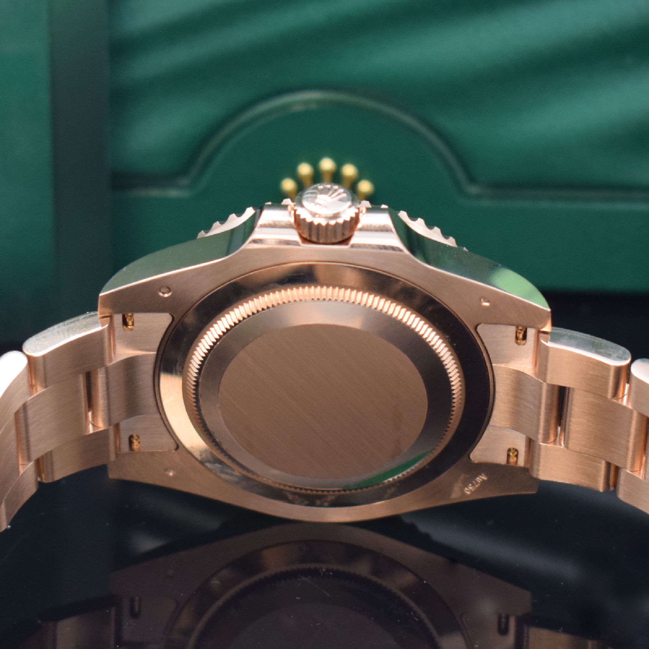 Detail e: ROLEX Herrenarmbanduhr Oyster Perpetual Date GMT-Master II in Everose-Gold 750/000 Referenz126715CHNR, Automatik, Chronometer der Superlative, ...