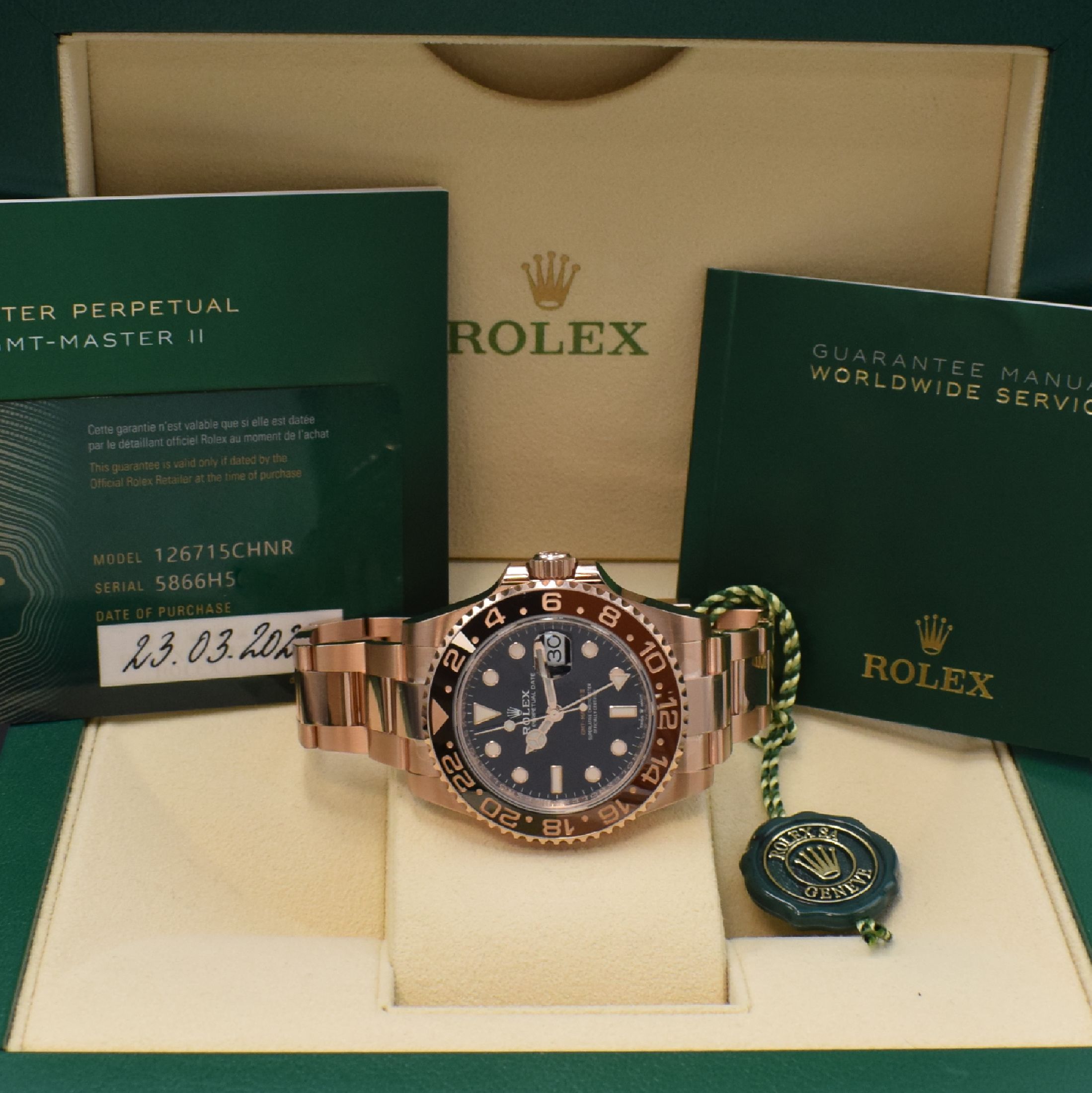 Detail f: ROLEX Herrenarmbanduhr Oyster Perpetual Date GMT-Master II in Everose-Gold 750/000 Referenz126715CHNR, Automatik, Chronometer der Superlative, ...