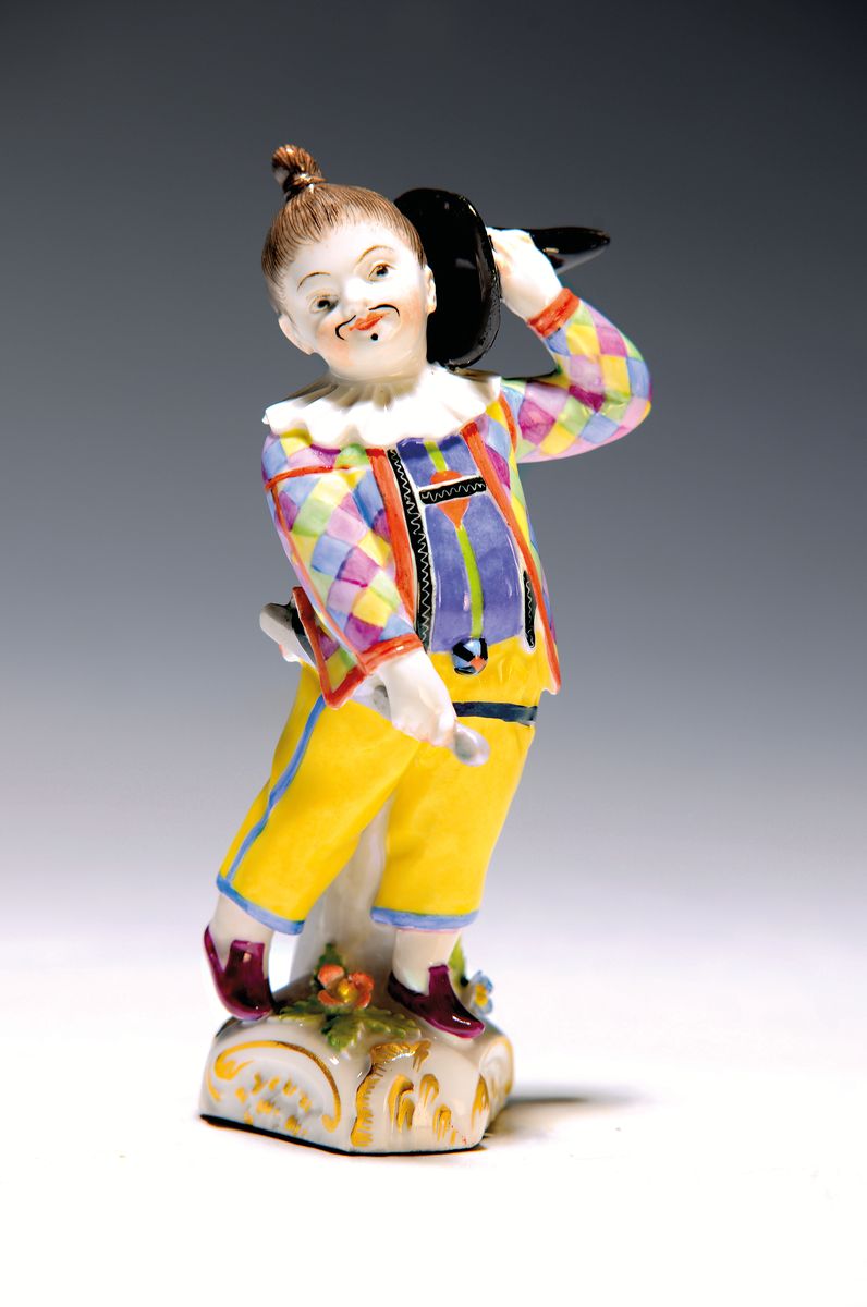 Porzellanfigur, KPM Berlin, um 1911, stehender Bajazzo/Harlekin mit Klatsche und Hut, polychrom bemalt, Goldstaffage, H. ca. 11.5 cm