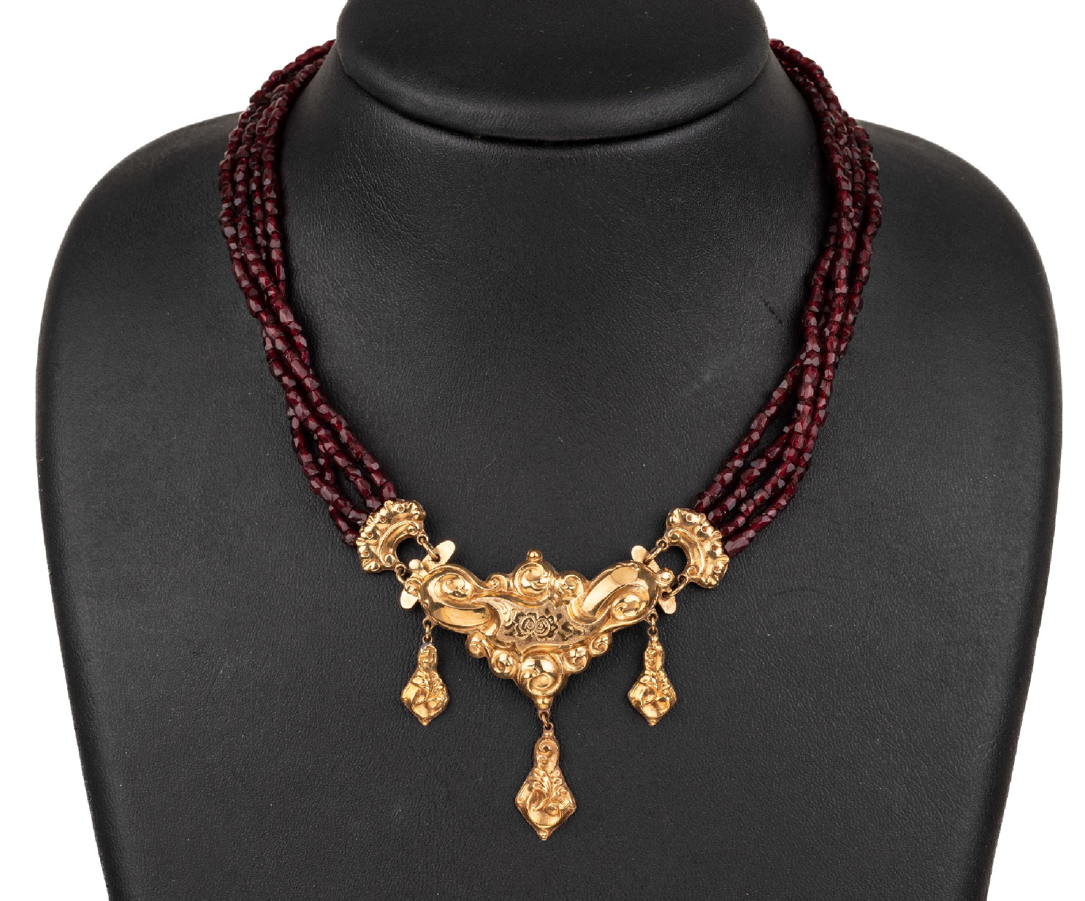4-reihiges Granatcollier, Böhmen um 1840/50, Collier Mittelteil GG 585/000, grav. und pol., 3 bewegliche Abhängungen, facett. Granate, L. ca. 37 cm