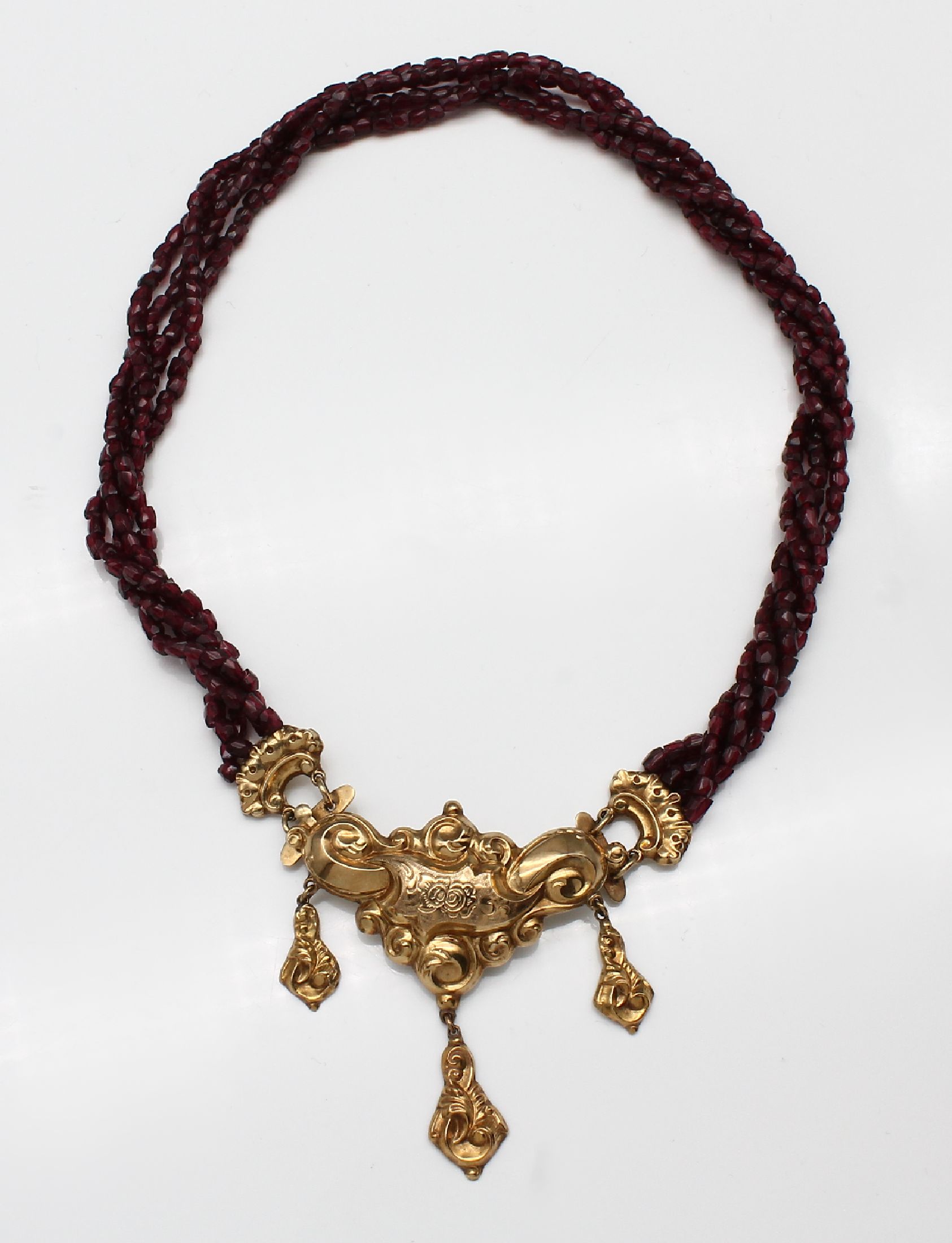 Detail b: 4-reihiges Granatcollier, Böhmen um 1840/50, Collier Mittelteil GG 585/000, grav. und pol., 3 bewegliche Abhängungen, facett. Granate, L. ca. 37 cm