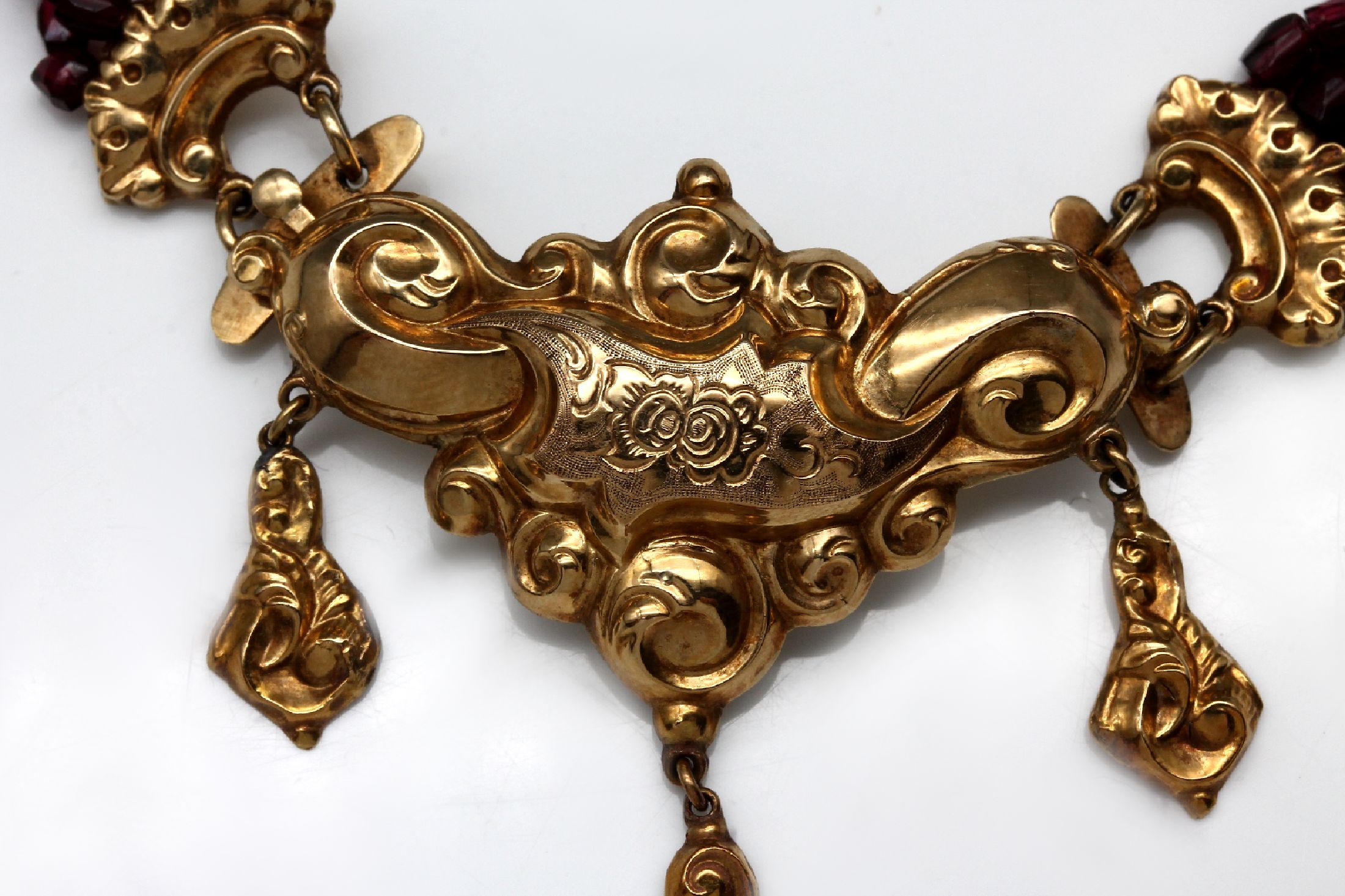 Detail c: 4-reihiges Granatcollier, Böhmen um 1840/50, Collier Mittelteil GG 585/000, grav. und pol., 3 bewegliche Abhängungen, facett. Granate, L. ca. 37 cm