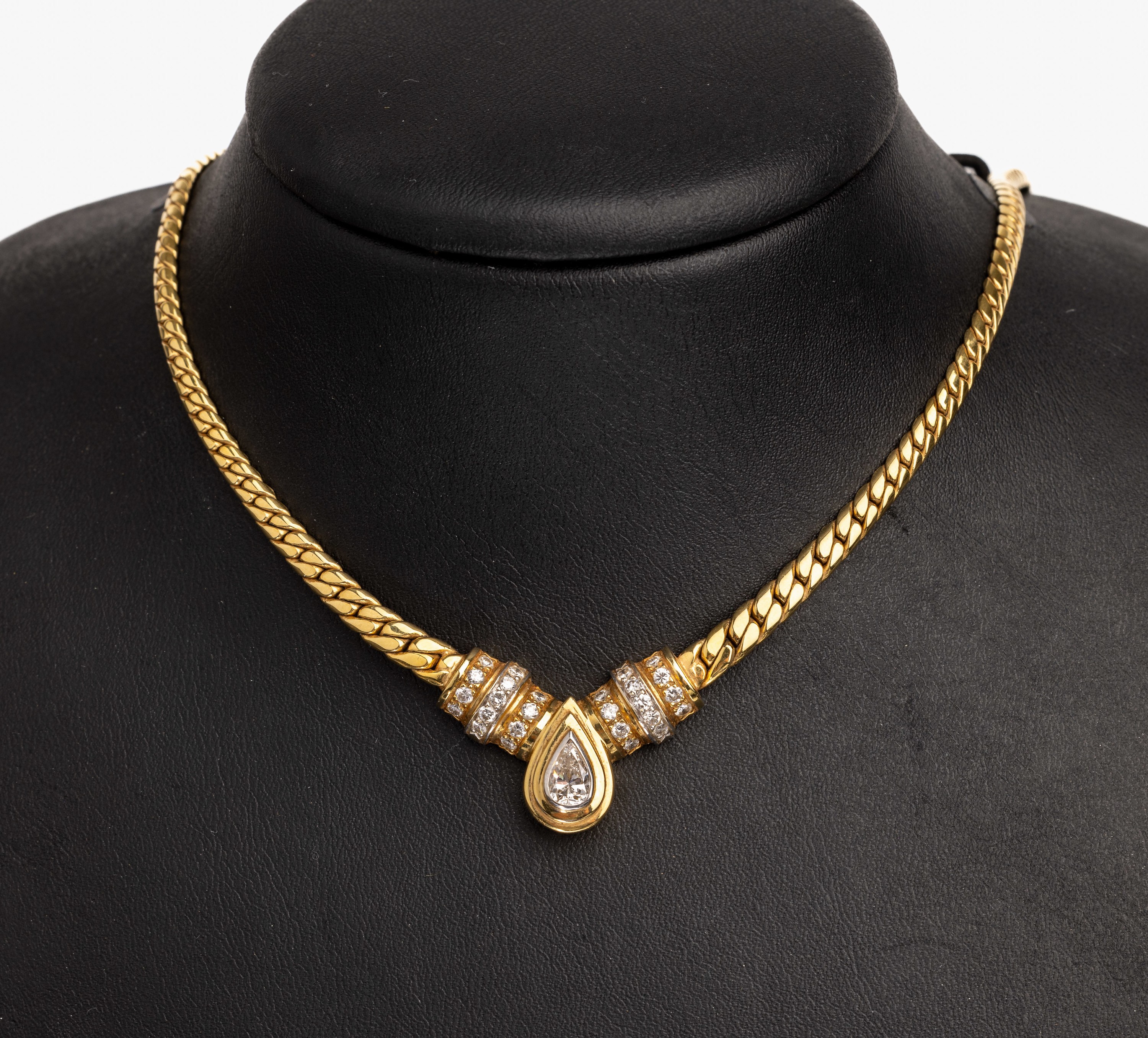 Detail a: 18 kt Gold Diamant Collier, GG 750/000, 1 Diamanttropfen ca. 0.88 ct, 26 Brillanten zus.0.86 ct Weiß/lupenrein-vs, L. ca. 42 cm, Kastenschloß mit ...