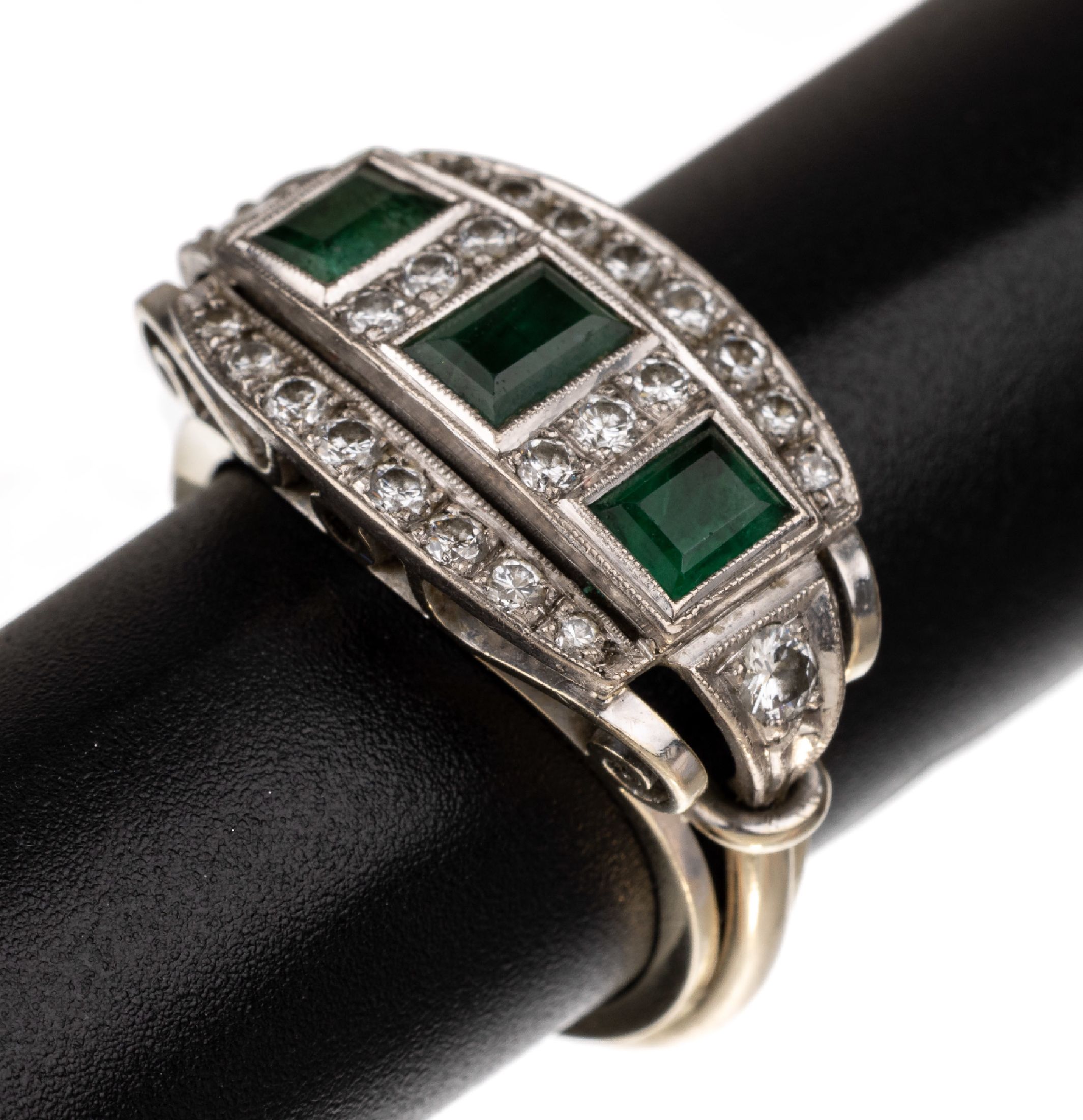 18 kt Gold Smaragd Brillant Ring, WG 750/ 000, aufwendiger Ringkopf mit Unterkaderung, bes. mit 3 facett. Smaragden zus. ca. 0.60 ct,umgeben von 24 ...