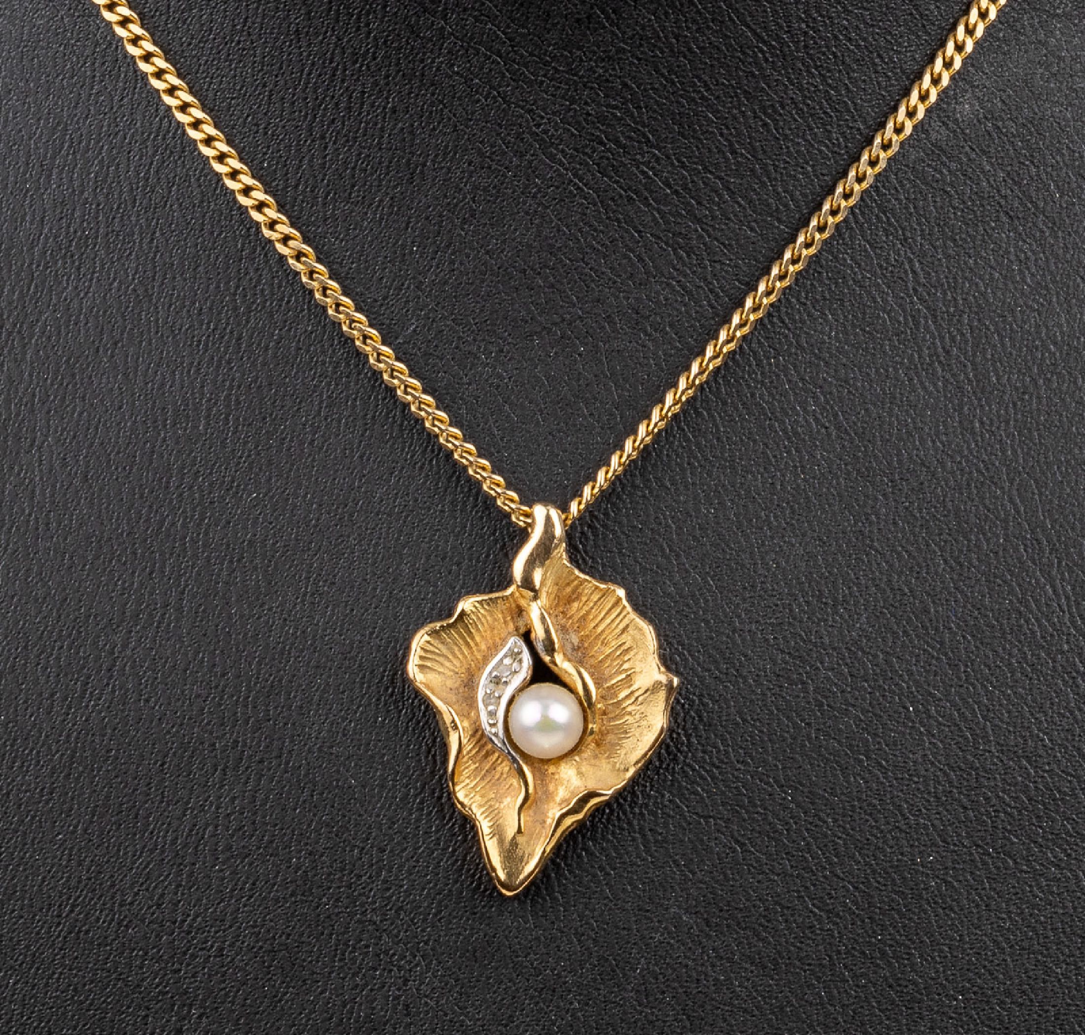 14 kt Gold Perl Diamant Anhänger, GG 585/ 000, mittig kl. Akoyaperle, mit kl. in WG gefassten Diam.-besatz, an Kette, L. ca. 50 cm, ...