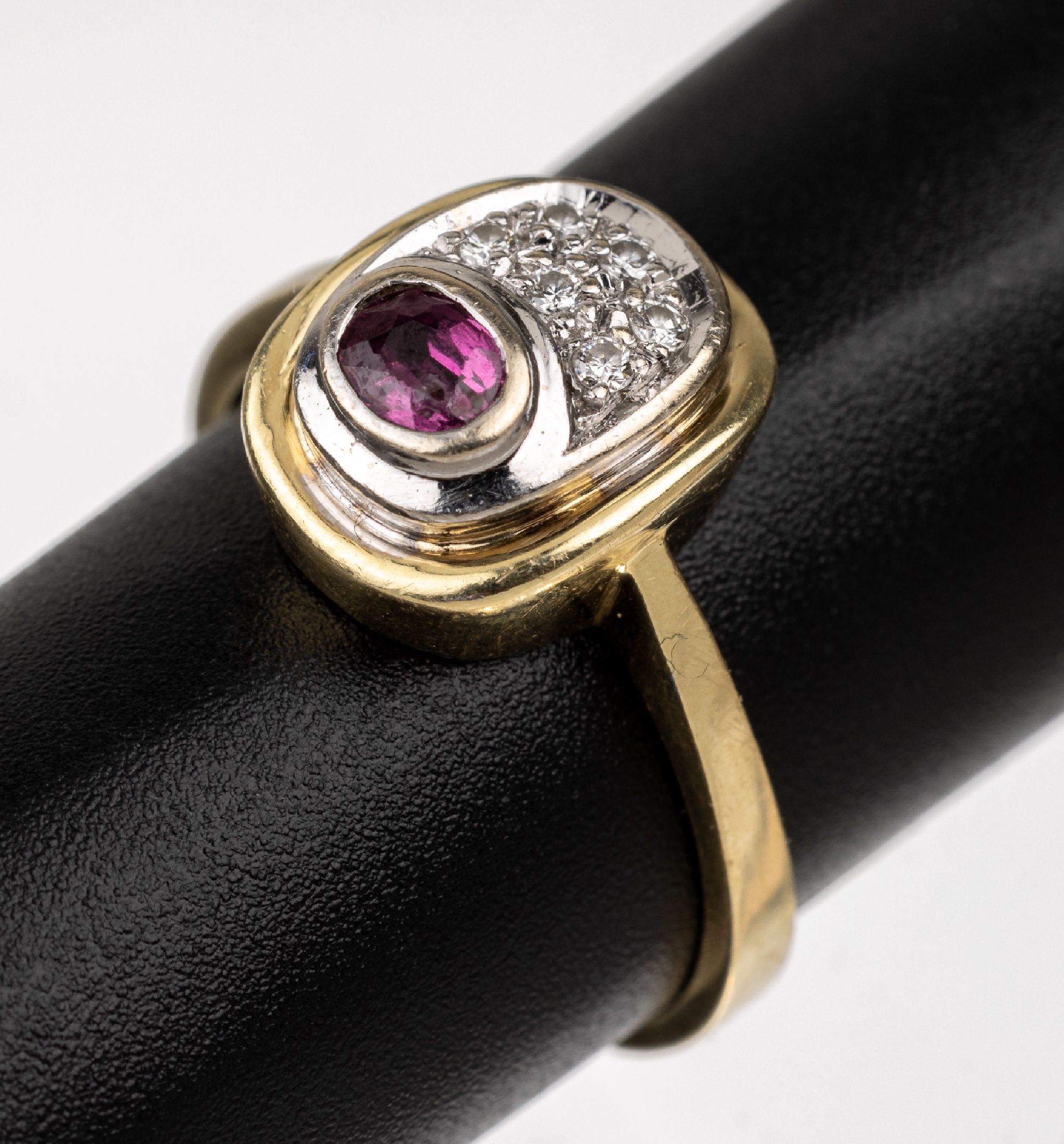 14 kt Gold Rubin Diamant Ring, GG/WG 585/ 000, ovaler Ringkopf, bes. mit einem facett. Rubin ca. 0.30 ct (min. besch.), in WG gefasste 6 Brillanten ...