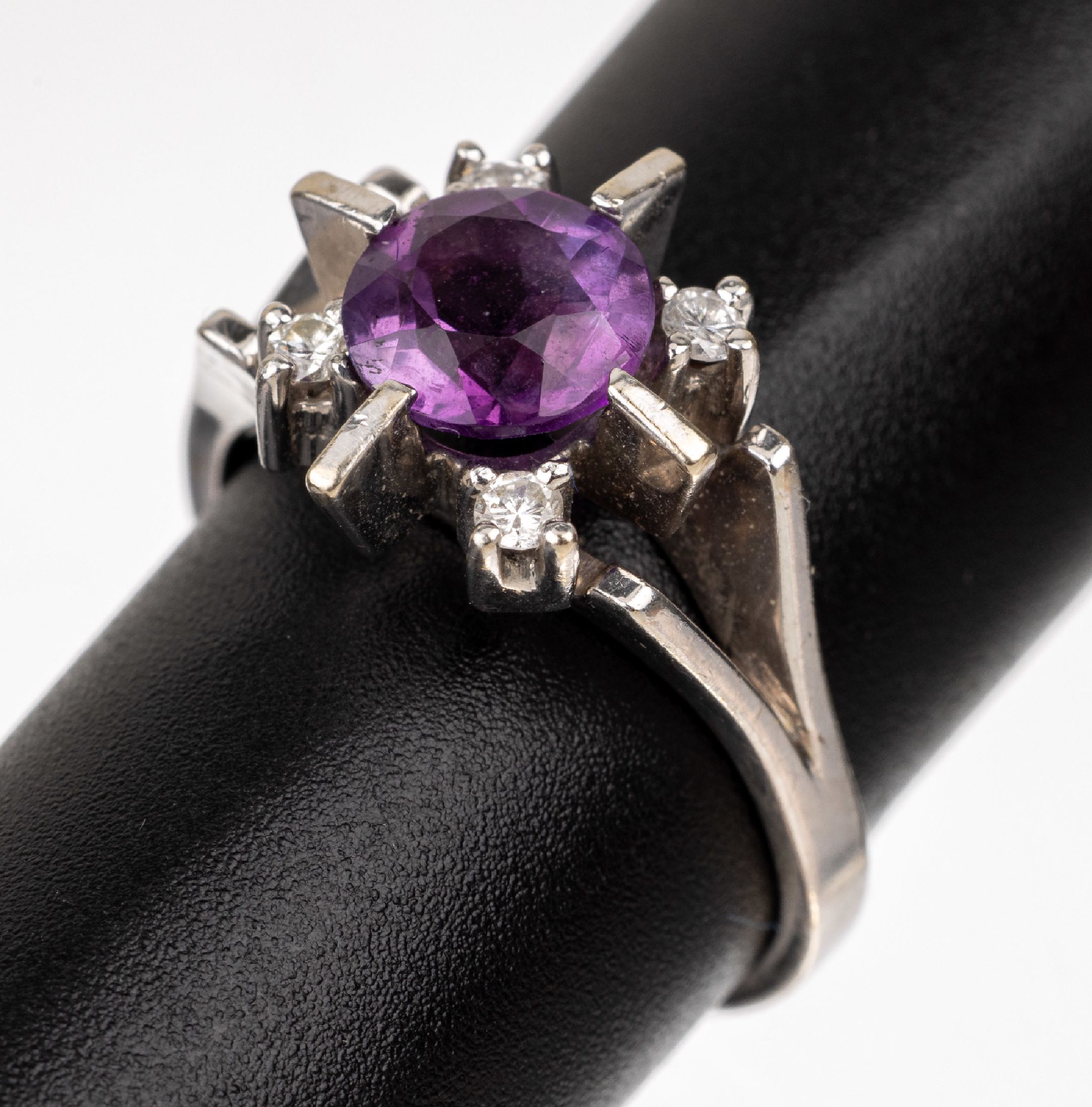 14 kt Gold Amethyst Diamant Ring, WG 585/000, rundfacett. Amethyst (sollte nachgefasst werden), 4 Brillanten zus. ca. 0.14 ct (grav.), RW 55, ca. ...