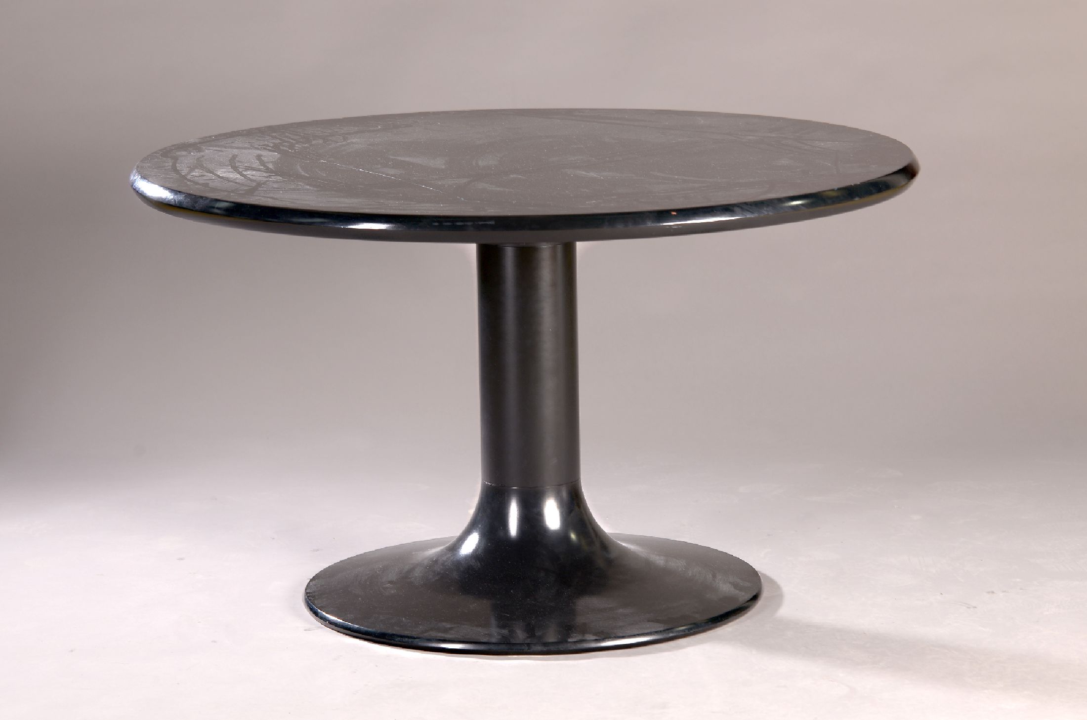 Runder Designer-Tisch, 20.Jh., Tischplatte schwarz lackiertes Holz, Gestell aus Kunststoff, H. ca. 75 cm, D. ca. 125 cm, EZ 2