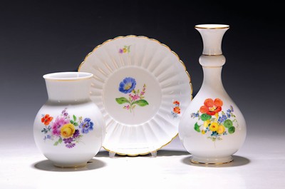 Image 26711166 - 2 vases and a plate, Meissen, 2nd half of the 20th century, porcelain, flower painting, H. approx. 12 cm/18 cm, plate D. 16 cm