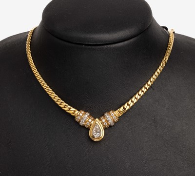 26711172a - 18 kt gold diamond necklace