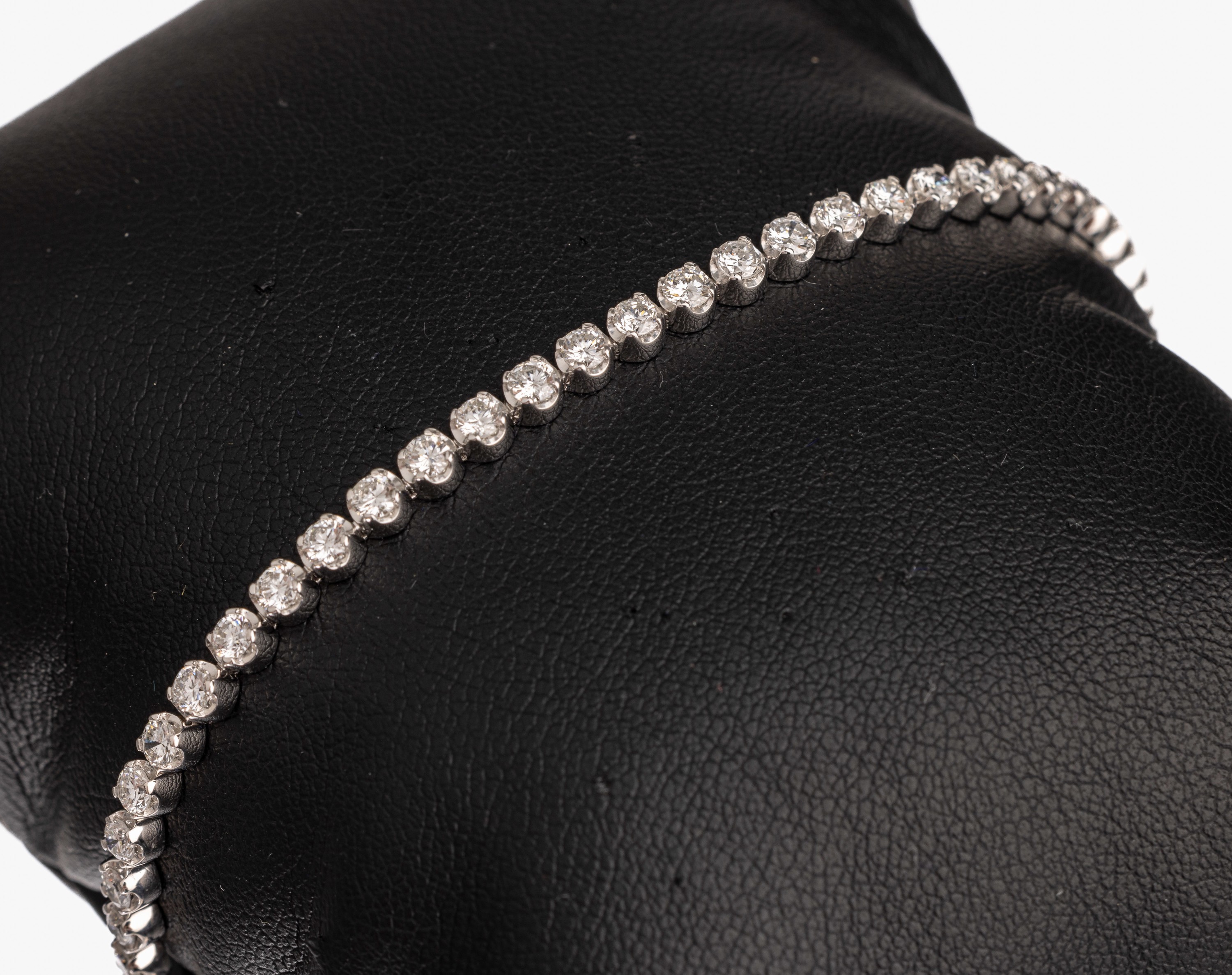 14 kt Gold Brillantarmband, WG 585/000, 51 Brillanten zus. ca. 3.43 ct feines Weiß- Weiß/vvs-si, L. ca. 17.5 cm, Kastenschloß mit 2 ...