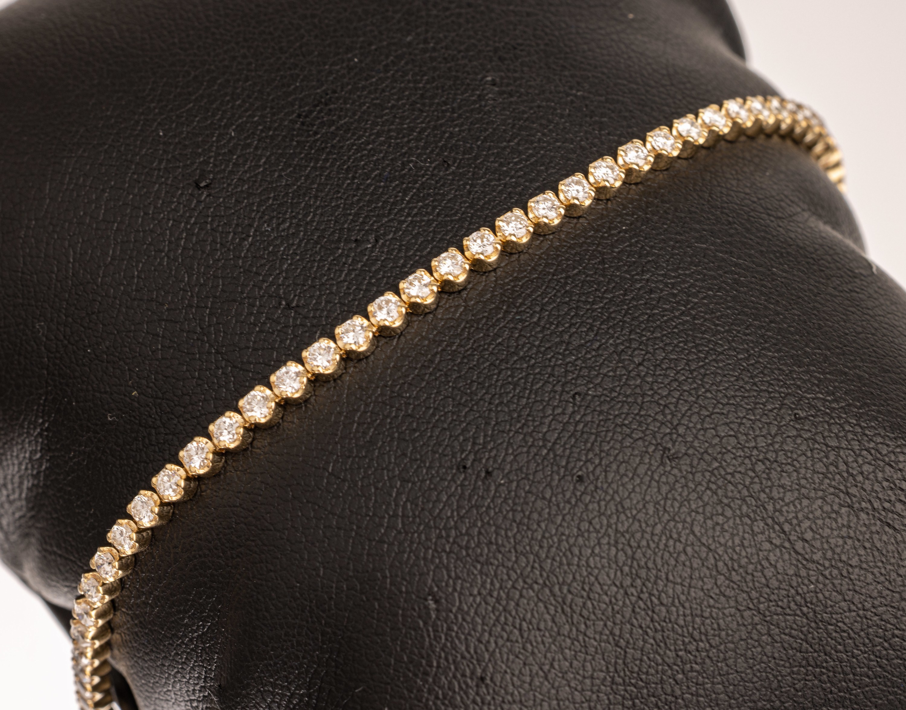 14 kt Gold Brillantarmband, GG 585/000, 65 Brillanten zus. ca. 2.08 ct feines Weiß- Weiß/vvs-si, L. ca. 18.2 cm, Kastenschloß mit 2 ...