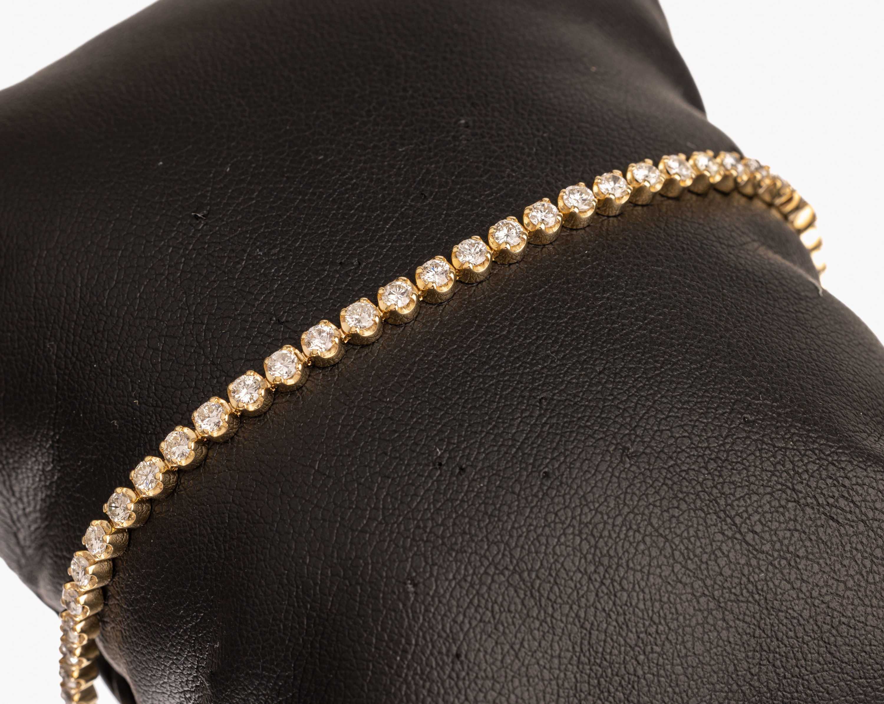 14 kt Gold Brillantarmband, GG 585/000, 54 Brillanten zus. ca. 3.03 ct feines Weiß- Weiß/vvs-si, L. ca. 18.2 cm, Kastenschloß mit 2 ...
