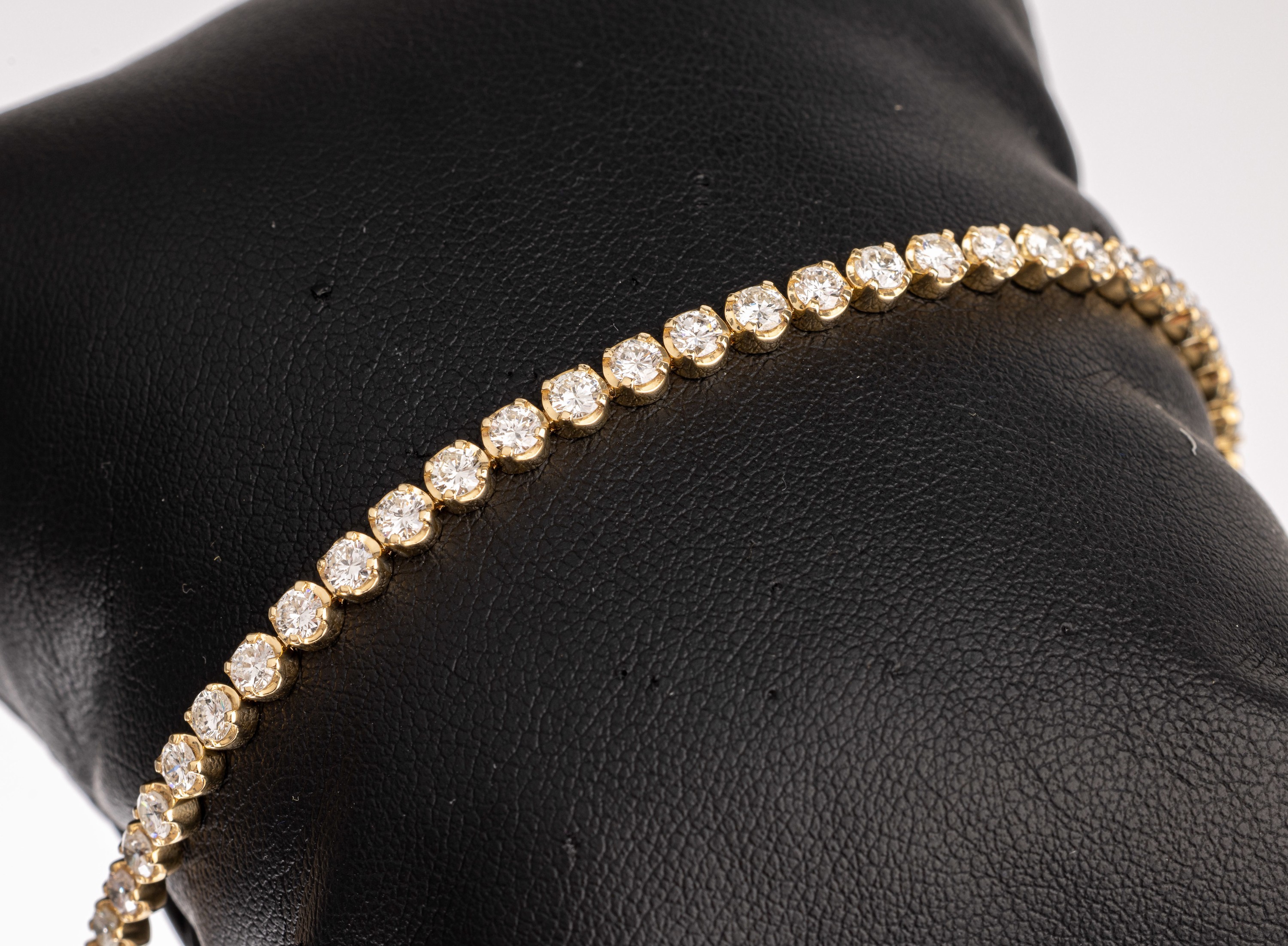 14 kt Gold Brillantarmband, GG 585/000, 48 Brillanten zus. ca. 4.57 ct feines Weiß- Weiß/vvs-si, L. ca. 18.2 cm, Kastenschloß mit 2 ...