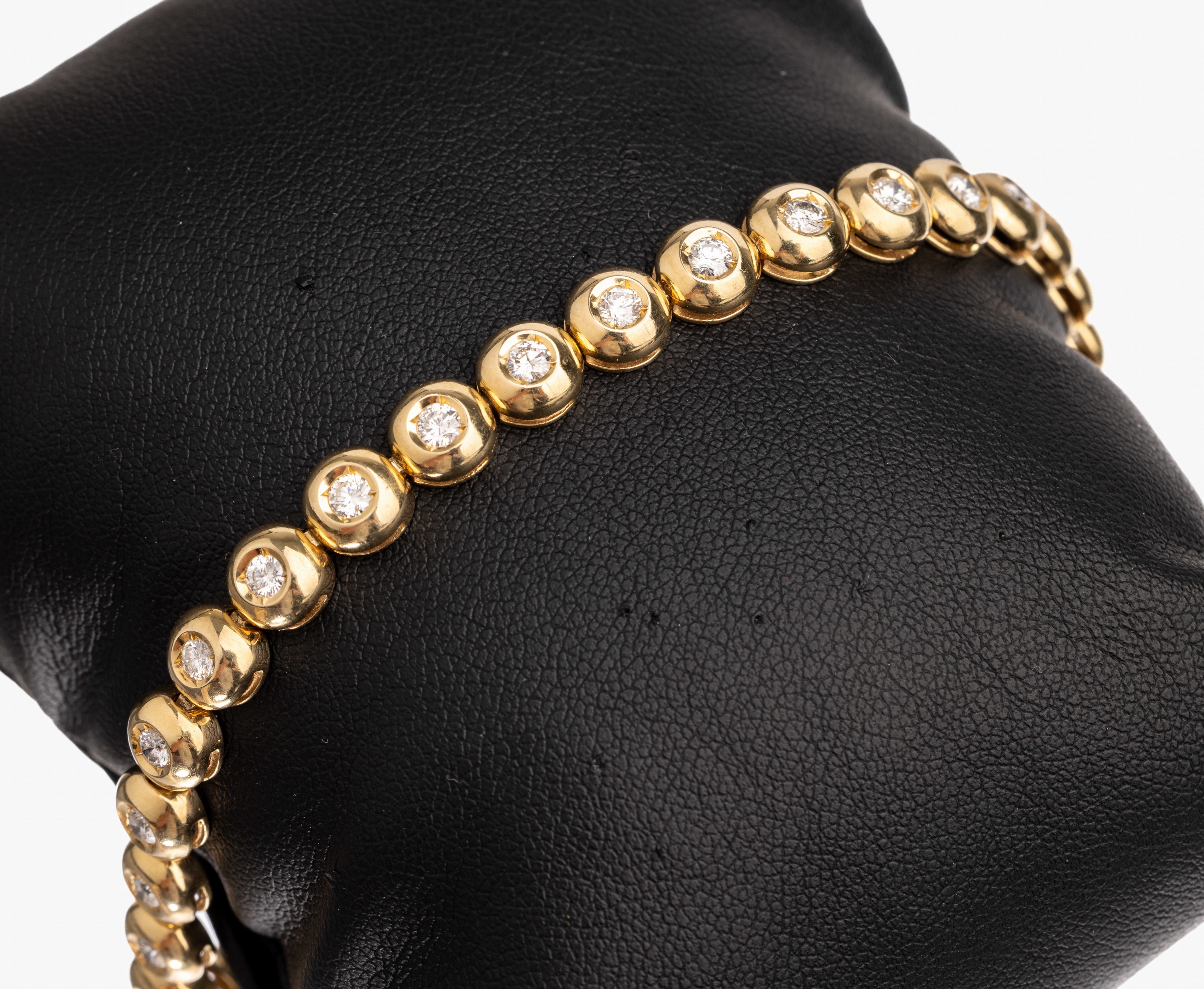 14 kt Gold Brillantarmband, GG 585/000, 28 Brillanten zus. ca. 3.50 ct feines Weiß- Weiß/vvs-si, L. ca. 19.2 cm, Kastenschloß mit 2 ...