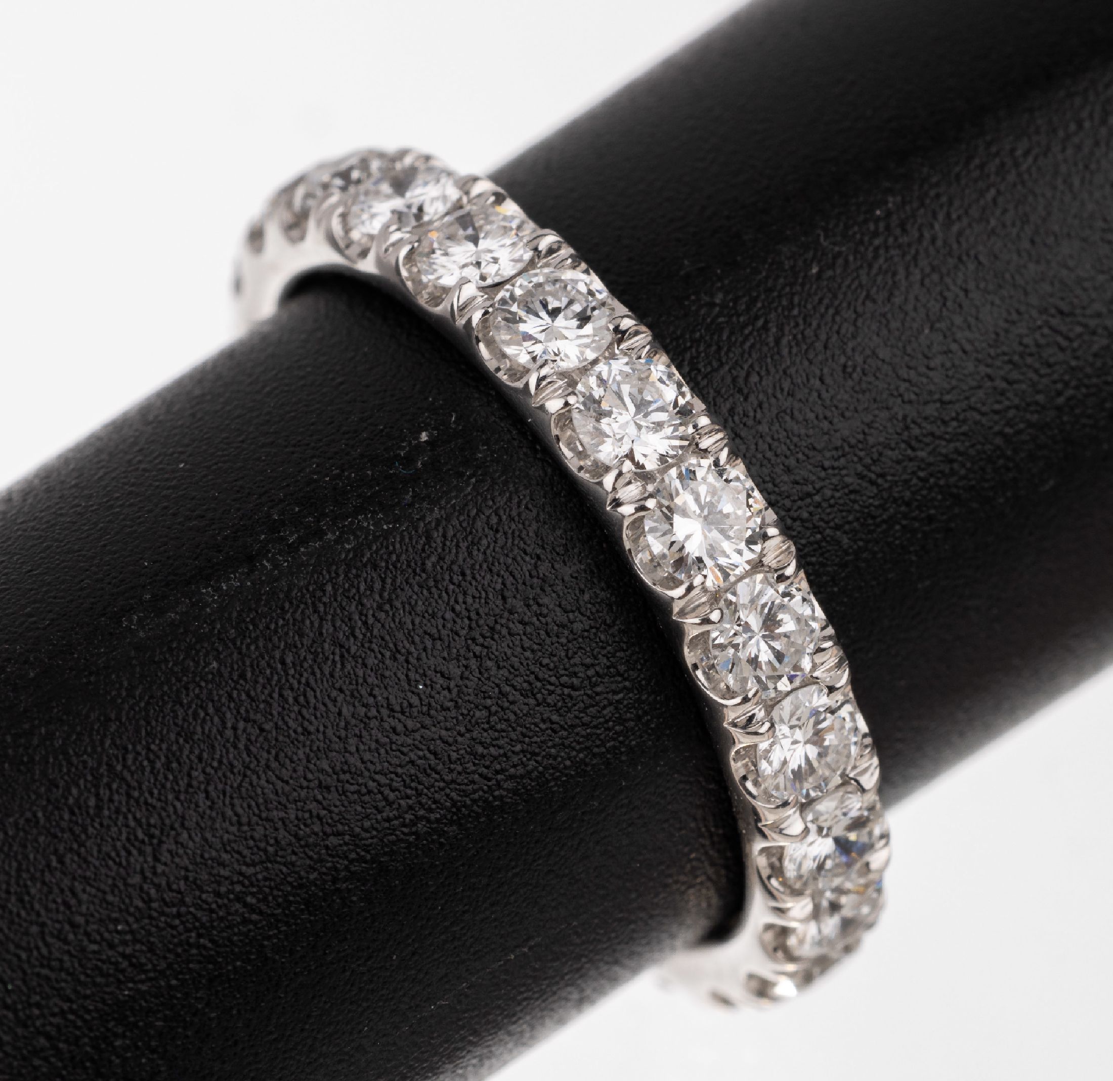14 kt Gold Brillant-Memoryring, WG 585/000,rundum bes. mit Brillanten zus. ca. 1.76 ct feines Weiß-Weiß/vvs-si, RW 54, ca. 3 g