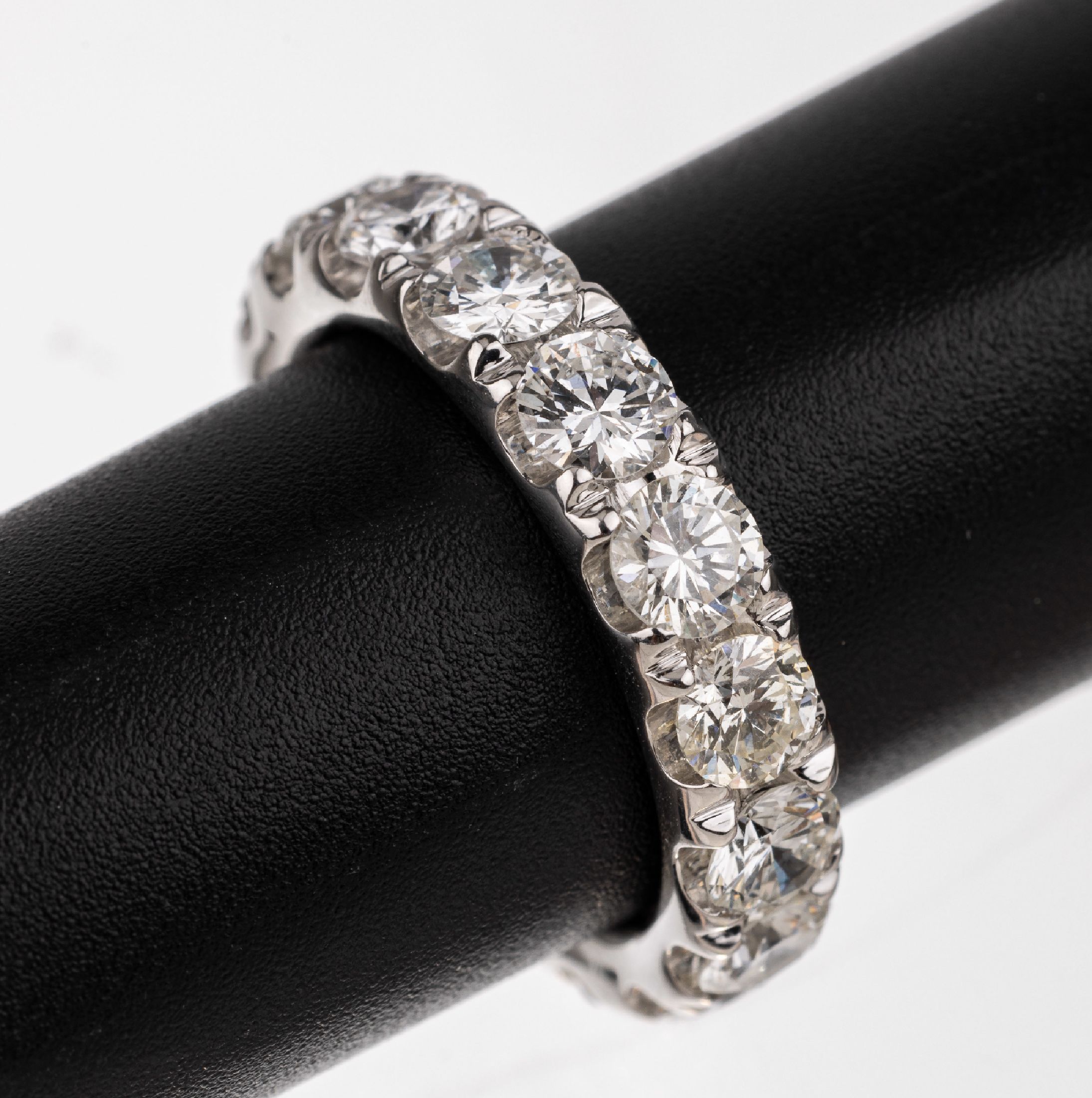 14 kt Gold Brillant-Memoryring, WG 585/000,rundum bes. mit Brillanten zus. ca. 4.15 ct feines Weiß-Weiß/vvs-si, RW 54, ca. 3 g