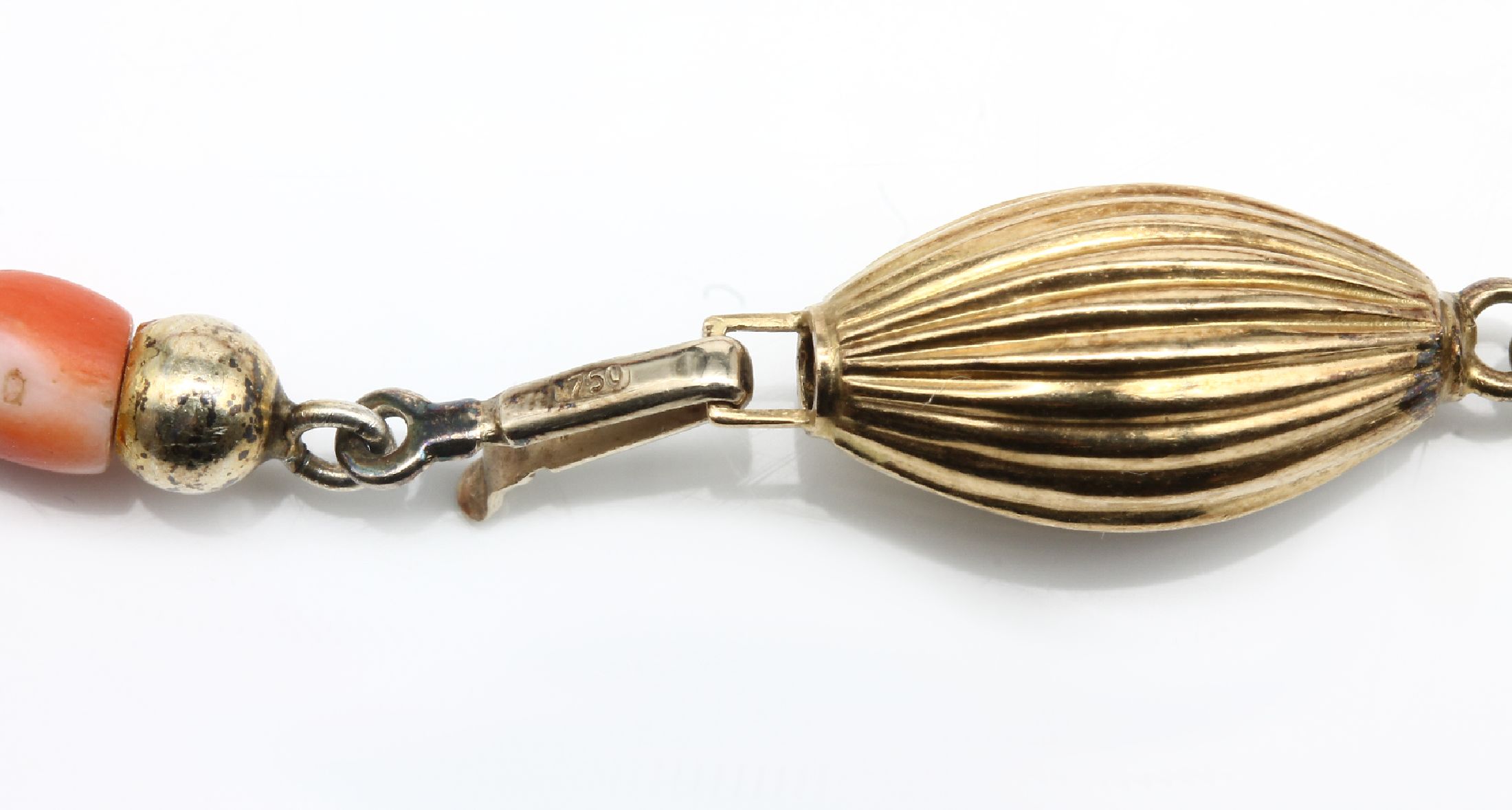 Detail d: Korallenkette, GG 750/000, Korallentonnen im Verlauf, D. ca. 5.3 - 20.4 mm, einige nat. Merkmale, z.T. Farbverlauf, GG Schmuck- schließe gerillt, ...